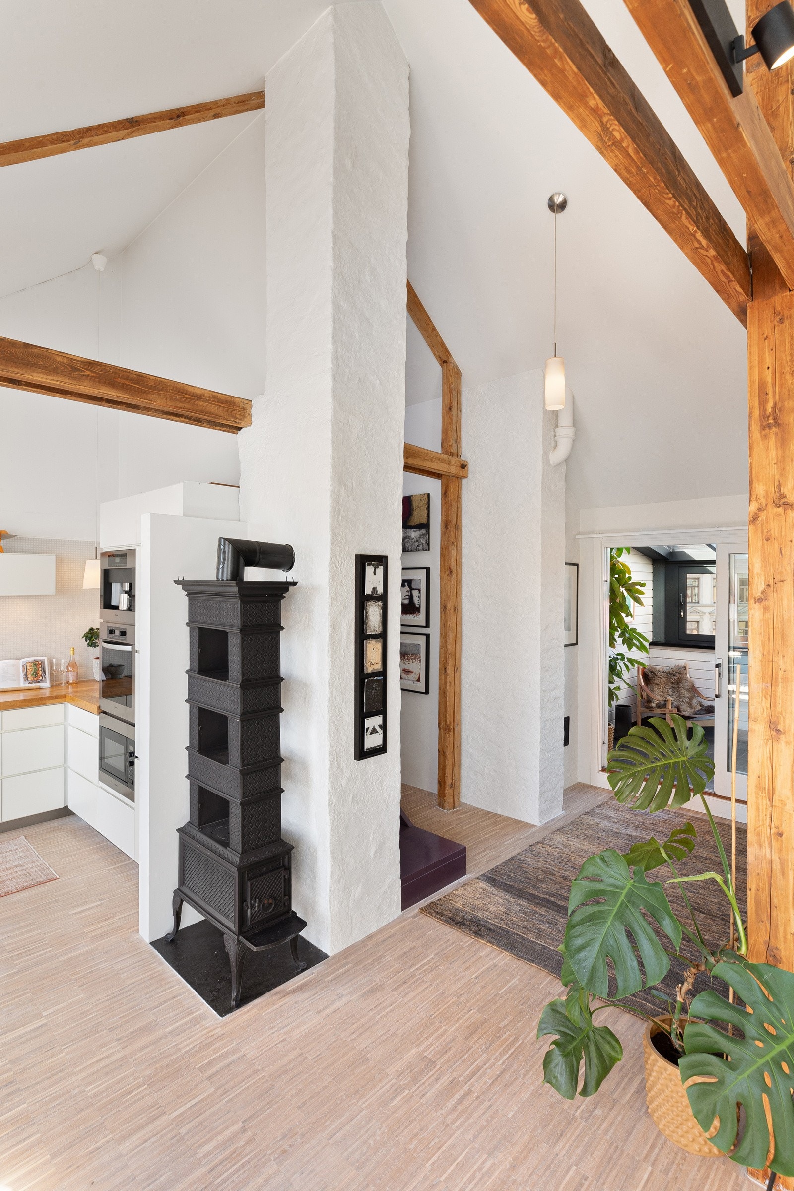 Takhøyden er målt til ca. 4,78 meter på det høyeste Galleribilde