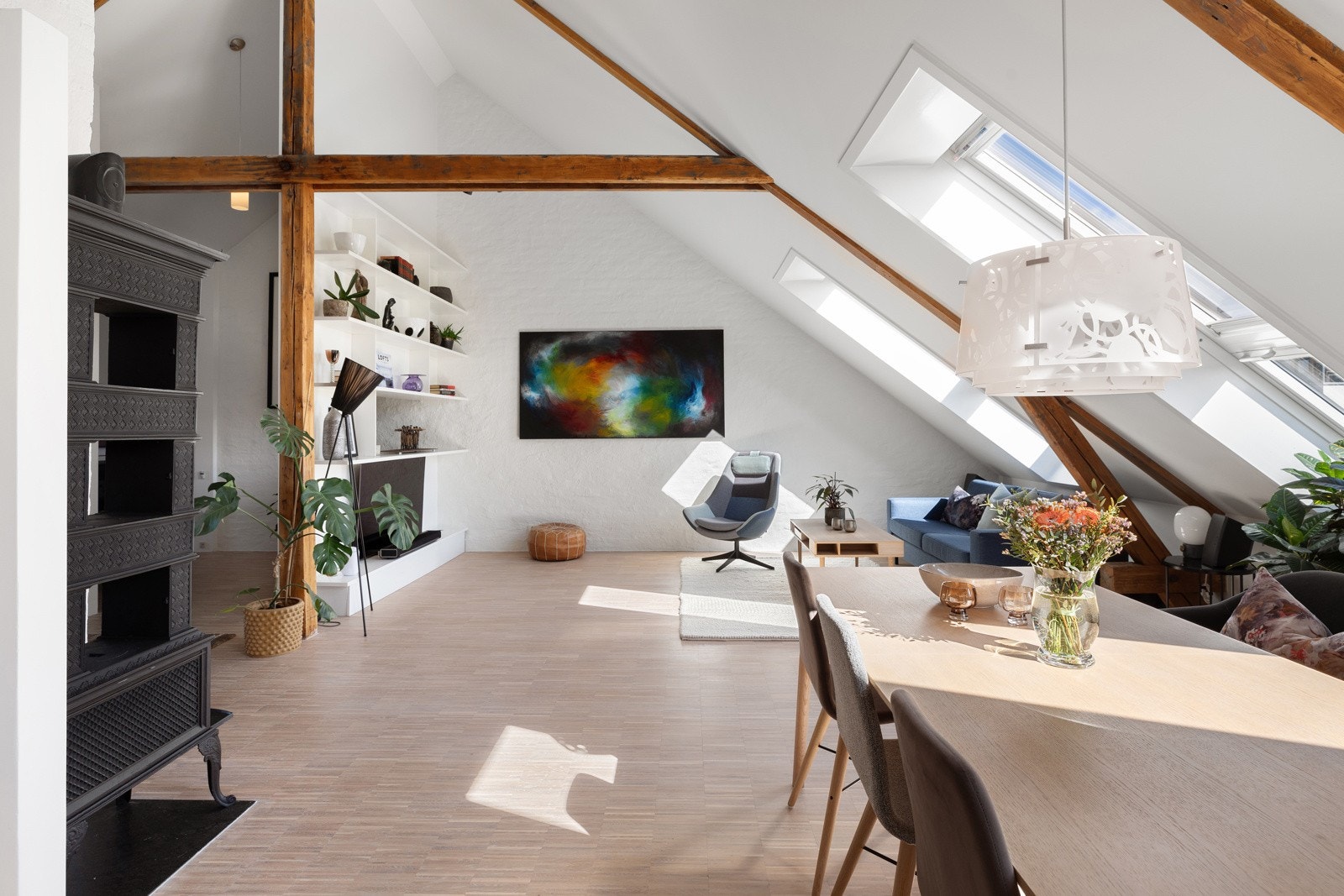 God plass til både spisebord og sofaløsning Galleribilde