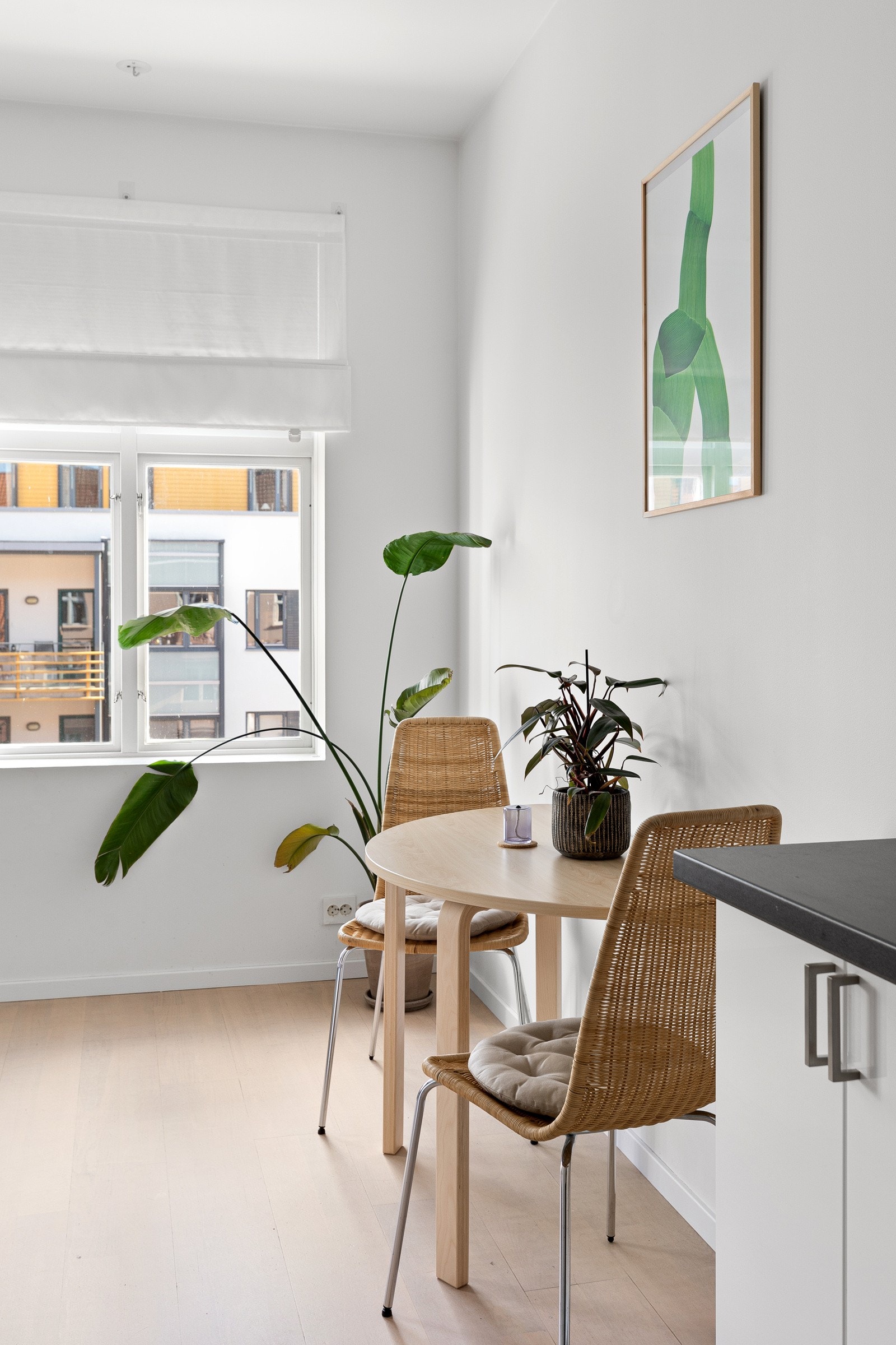 Flott stue med vedkamin samt takhøyde på hele 2,77 meter Galleribilde