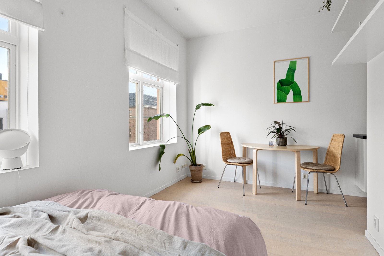 Stue/soverom med delvis åpen kjøkkenløsning Galleribilde