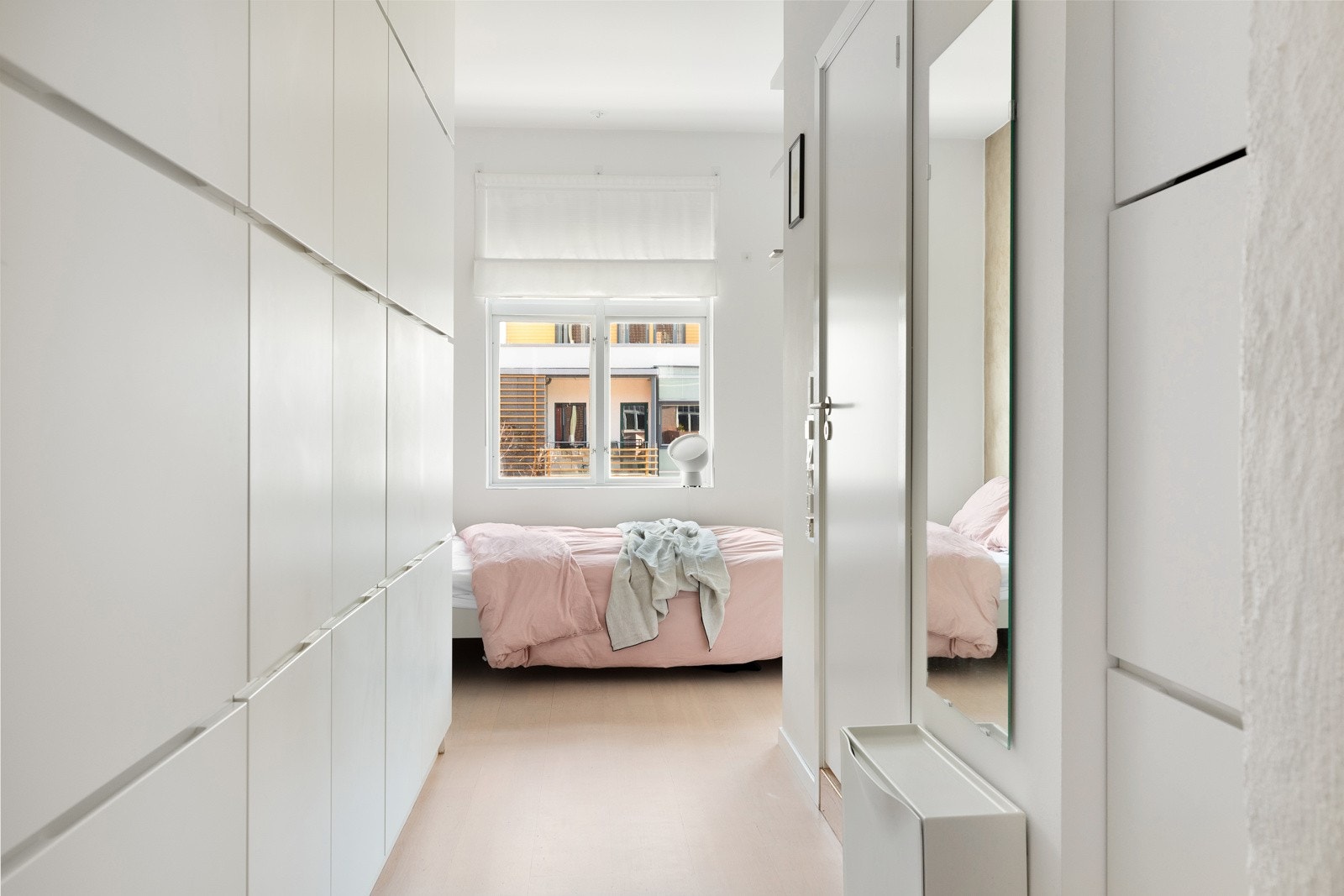 Gang med god plass til oppbevaring i romslige garderobeskap Galleribilde