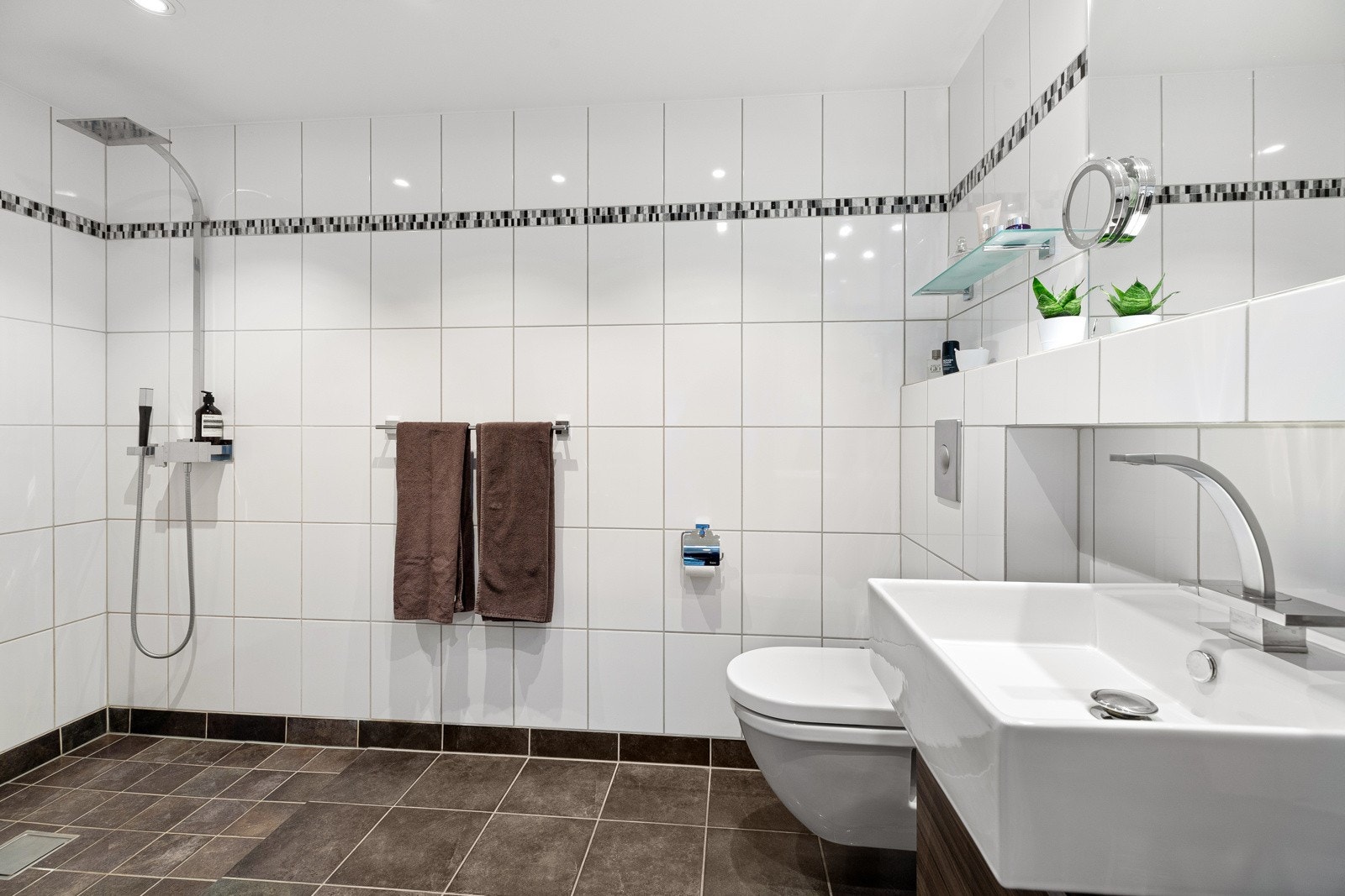 Badene er pusset opp ca. 2004/05. Badet har mekanisk avtrekksvifte. Downlights i himling. Galleribilde