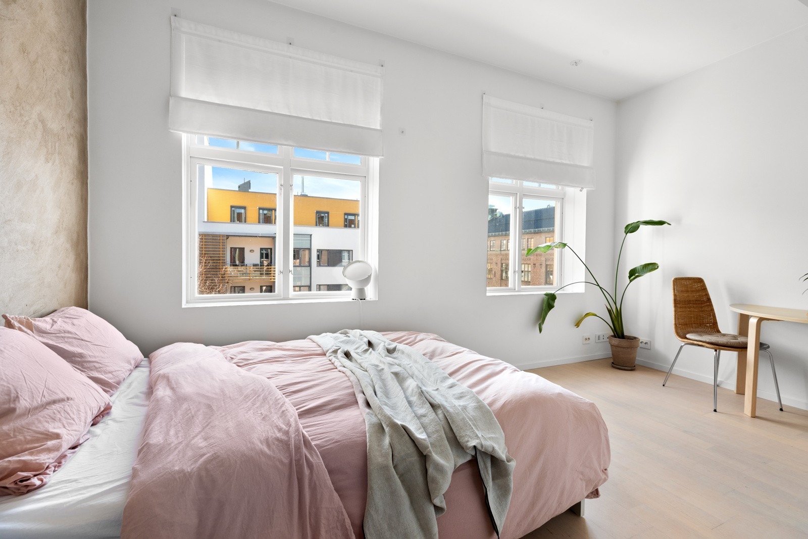 Hybeldel inkluderer entré med garderobe, bad samt stue med hybelkjøkken Galleribilde