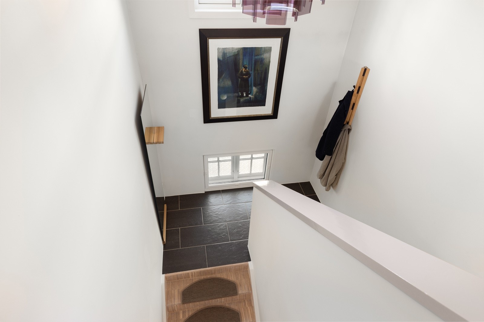 Entré/trappegang. Trappeløp belagt med heltre eikeparkett. Galleribilde