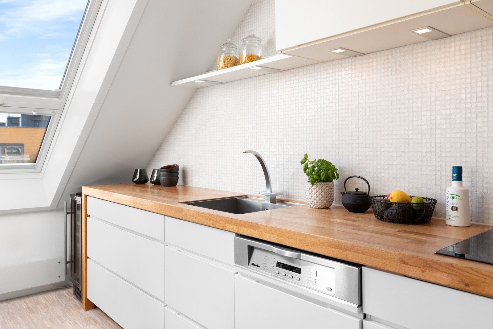 Heltre benkeplate med underlimt stålkum og to-greps armatur i krom Galleribilde