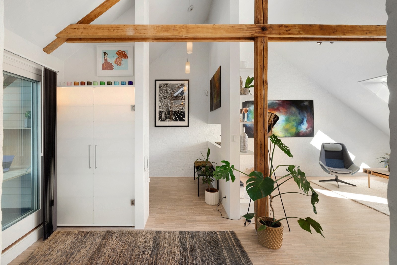 Mye oppbevaring i leiligheten i tillegg til ekstern bod Galleribilde