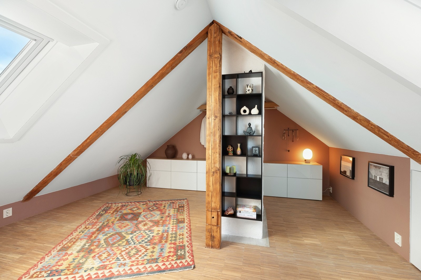 Hemsen brukes som gjesterom og hobbyrom i tillegg til at det er mye lagring mot knevegger Galleribilde