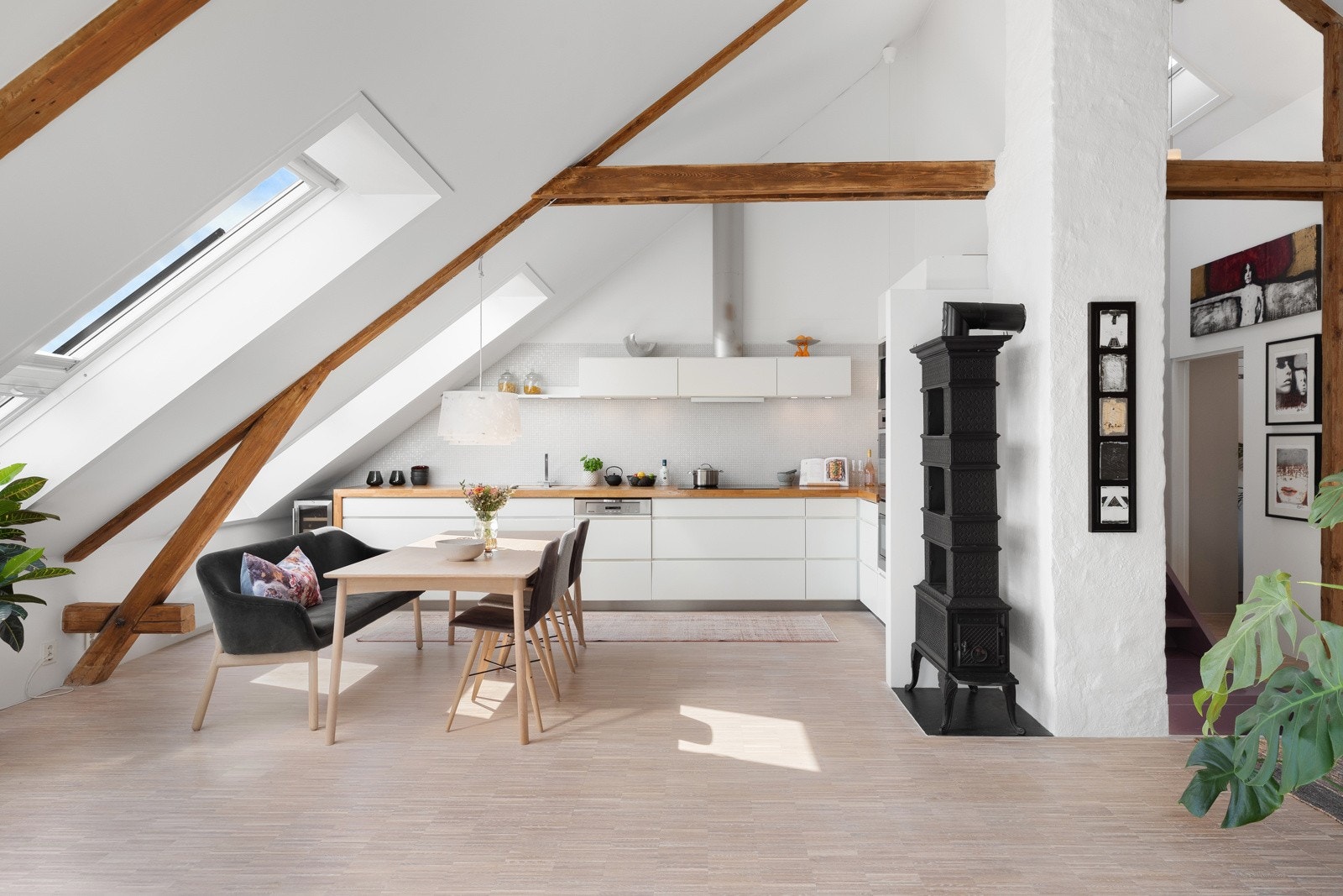 Påkostet loftsleilighet med 136 kvm gulvareal i en velholdt klassisk gård Galleribilde