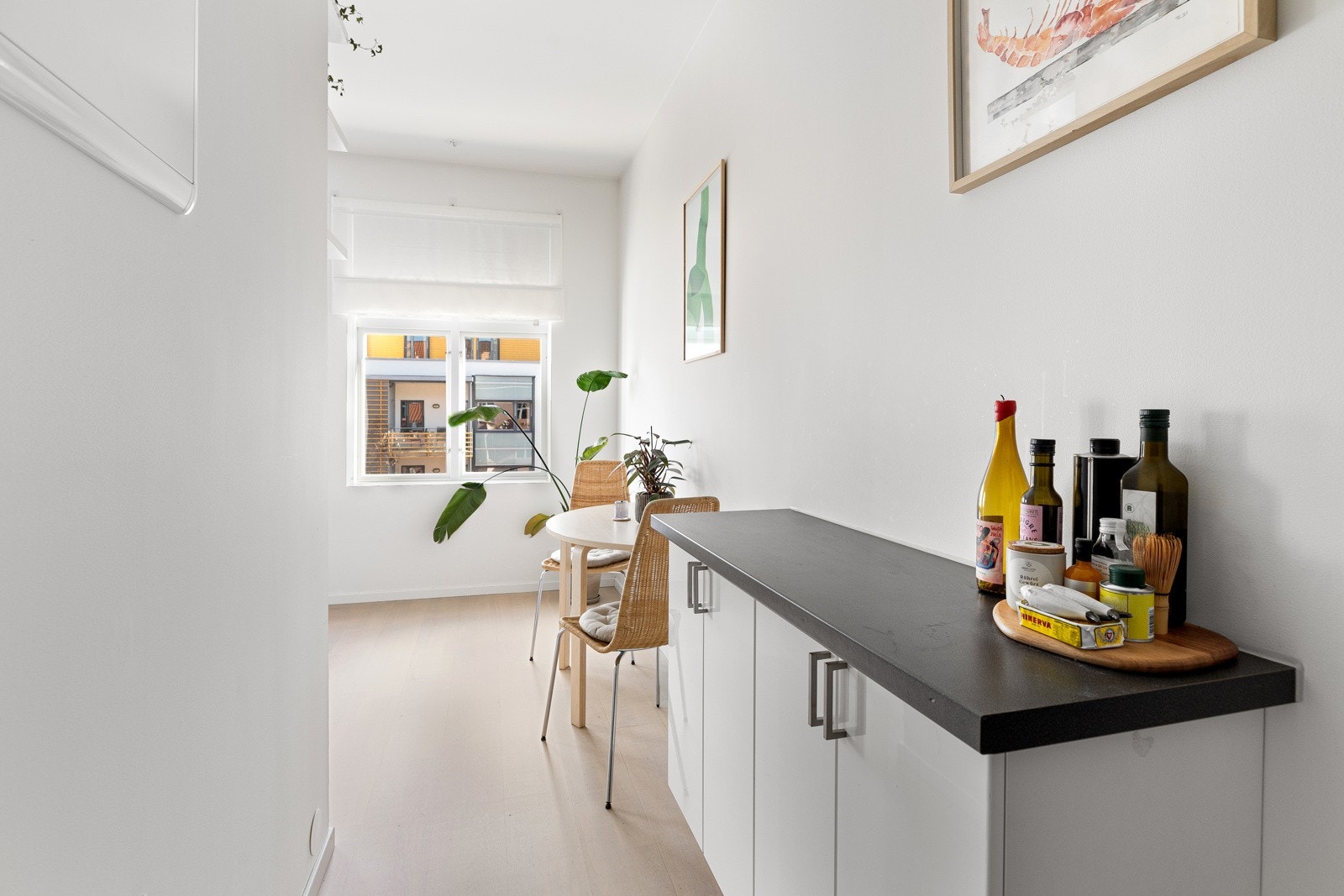 Mørk laminat benkeplate med nedfelt stålkum og ett-gerps armatur i sort Galleribilde