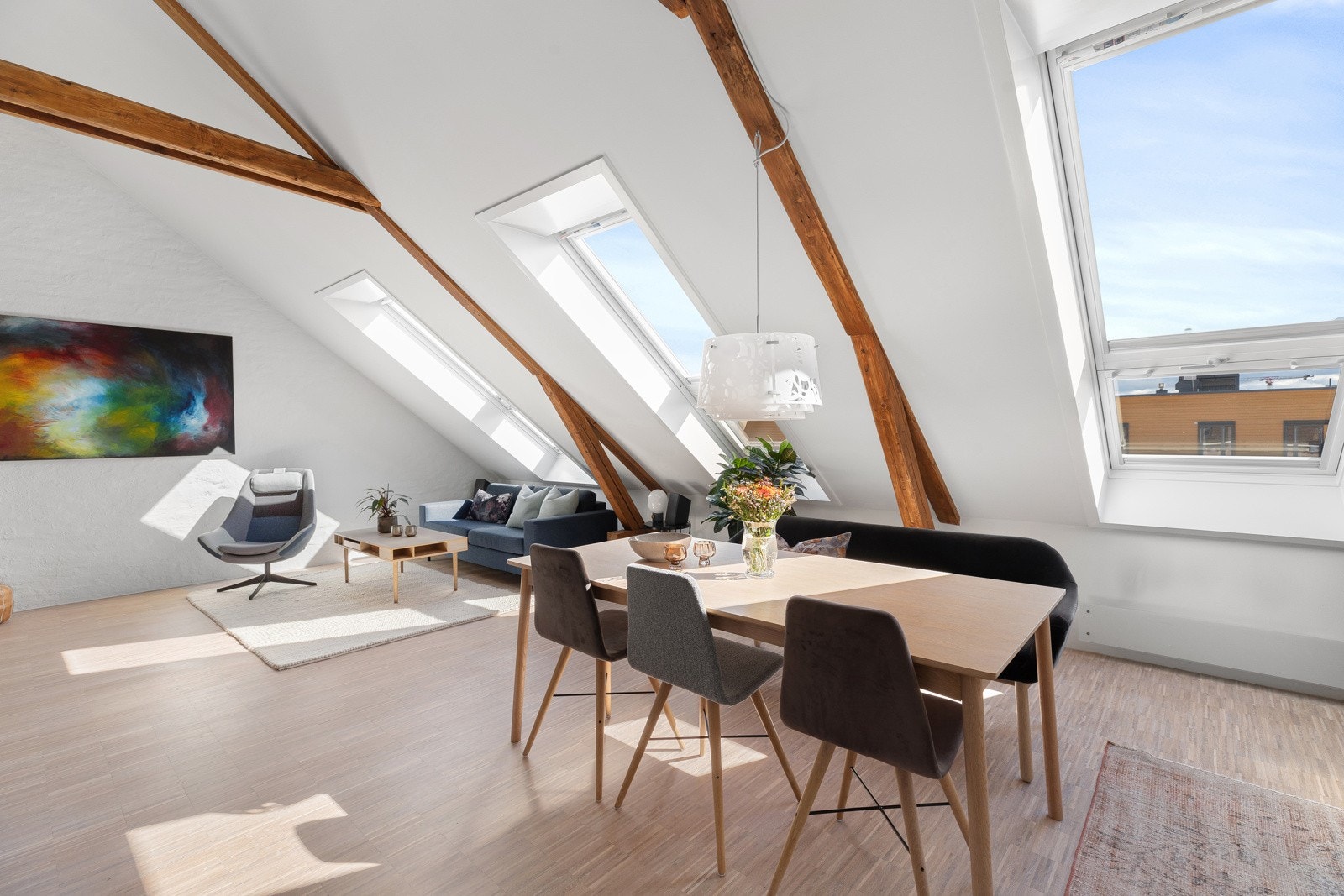 Et svært sosialt og hyggelig rom med store vindusflater som slipper inn godt med naturlig lys i rommet Galleribilde