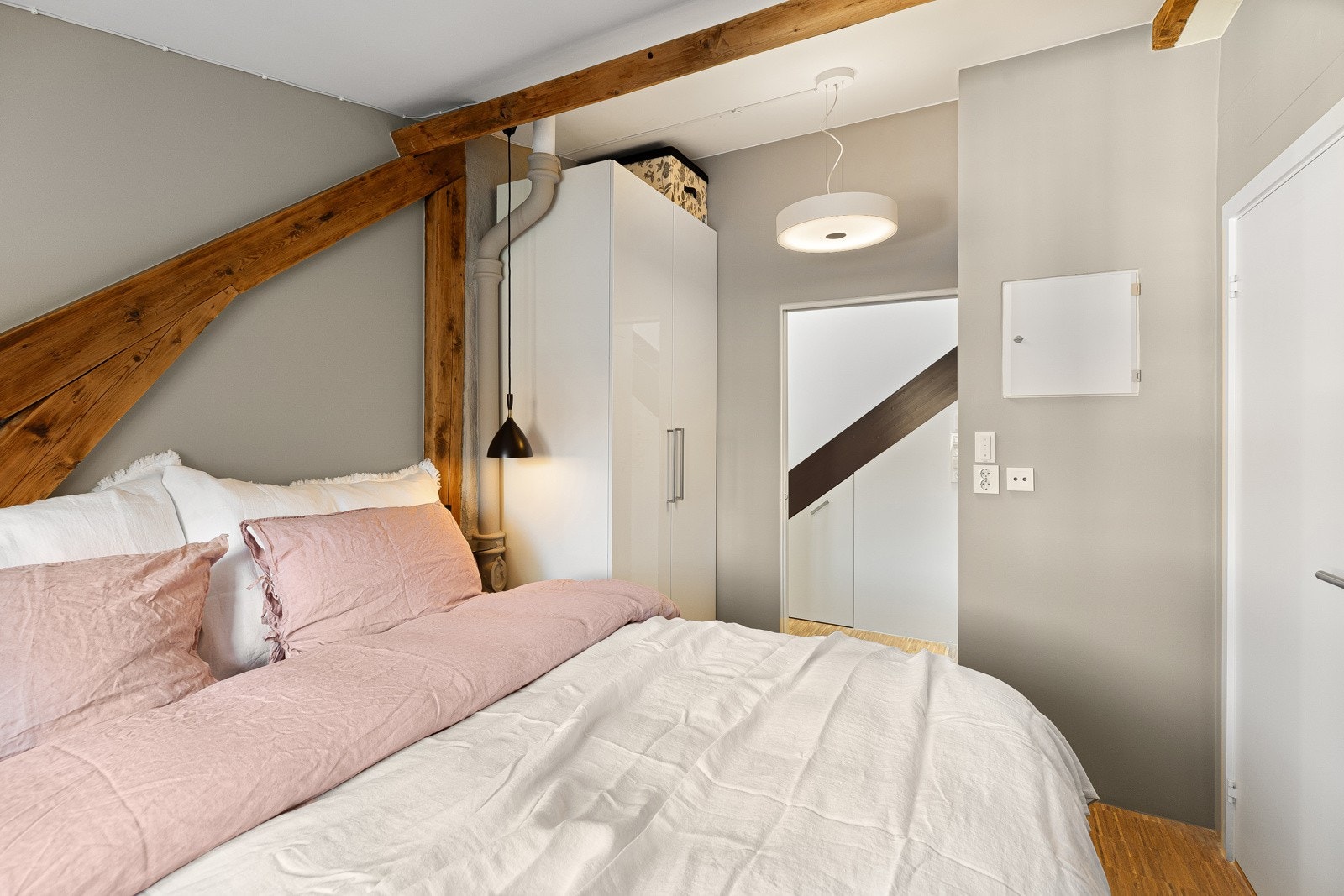 Soverommet vender mot rolig bakgård og har en flott tapet på den ene veggen. Galleribilde