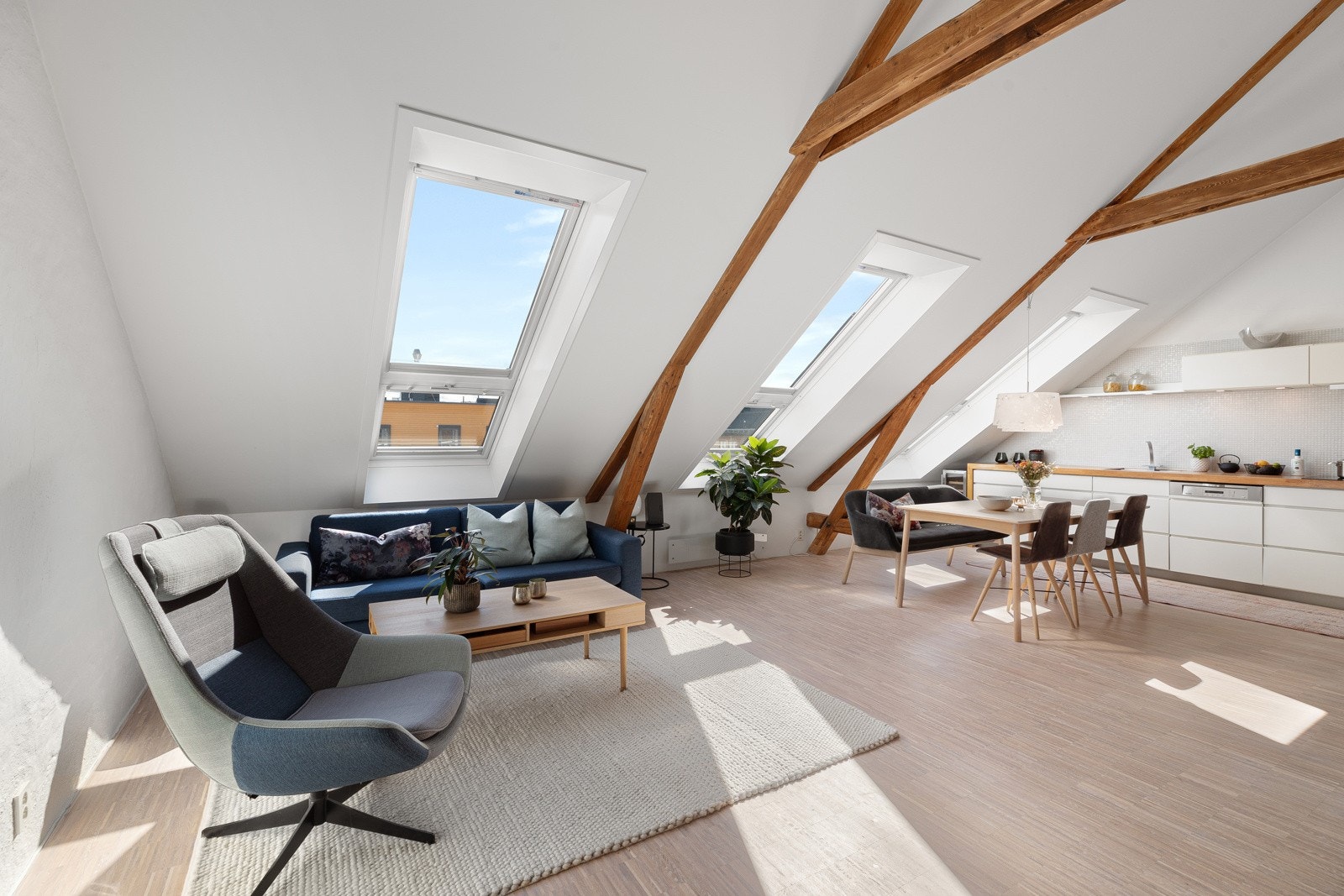 Store velux vinduer i kombinasjon med svært sjenerøs takhøyde på opptil 4,78 meter bidrar til god romfølelse Galleribilde