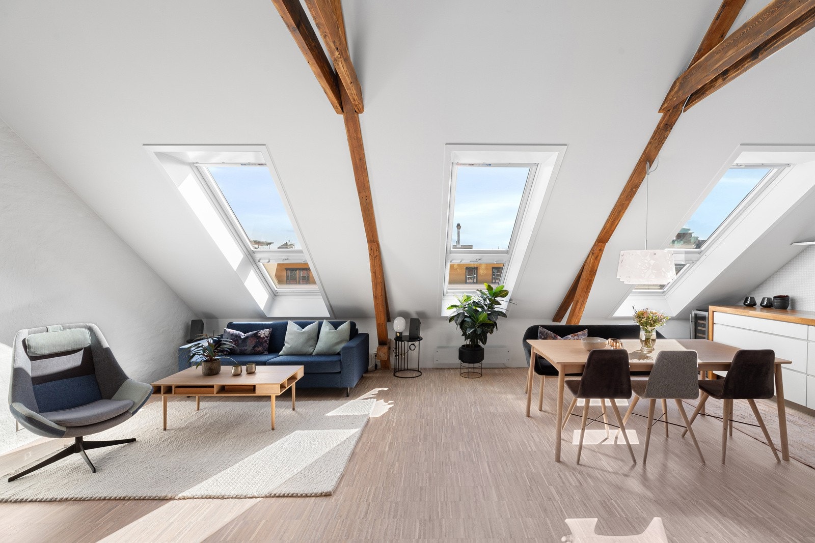 Lys og luftig stue med synlige takbjelker i himling Galleribilde