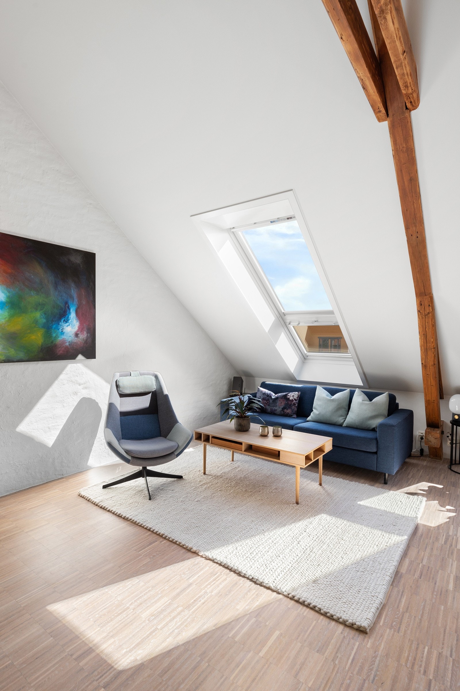 Heltre eikeparkett samt malte slette vegg- og takflater Galleribilde