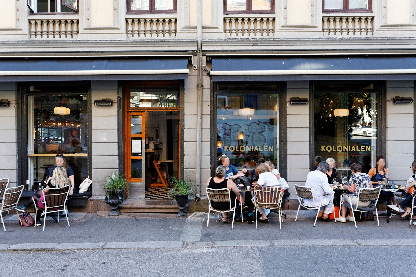 Området fremstår som en urban bydel med handlegater, uteliv, restauranter og god offentlig kommunikasjon Galleribilde