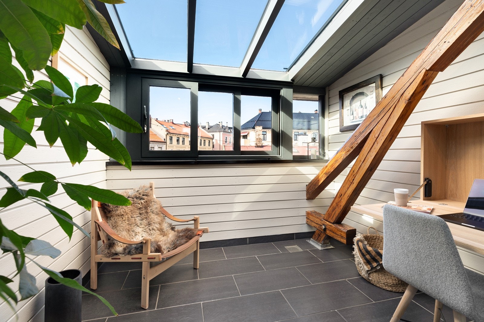 Terrassen er innglasset i regi av selger for å kunne få maks utnytte av rommet hele året. Ferdigattest foreligger. Galleribilde