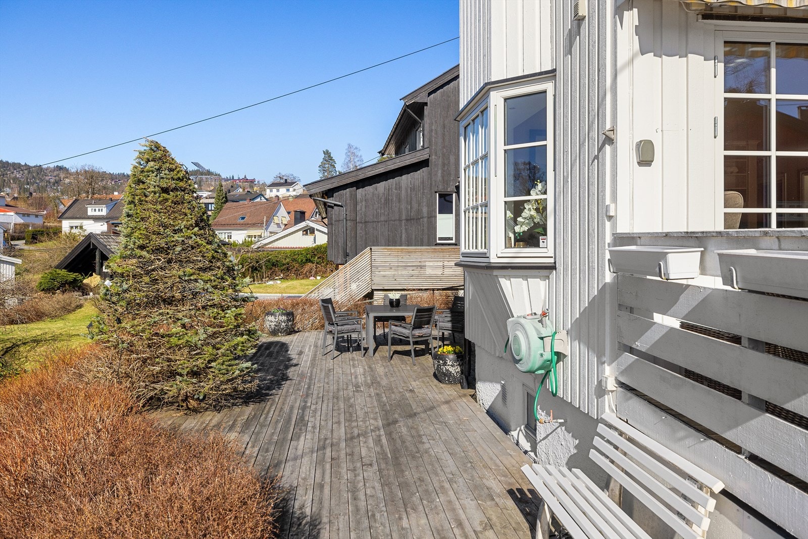 Boligen har fine uteplasser med gode solforhold Galleribilde