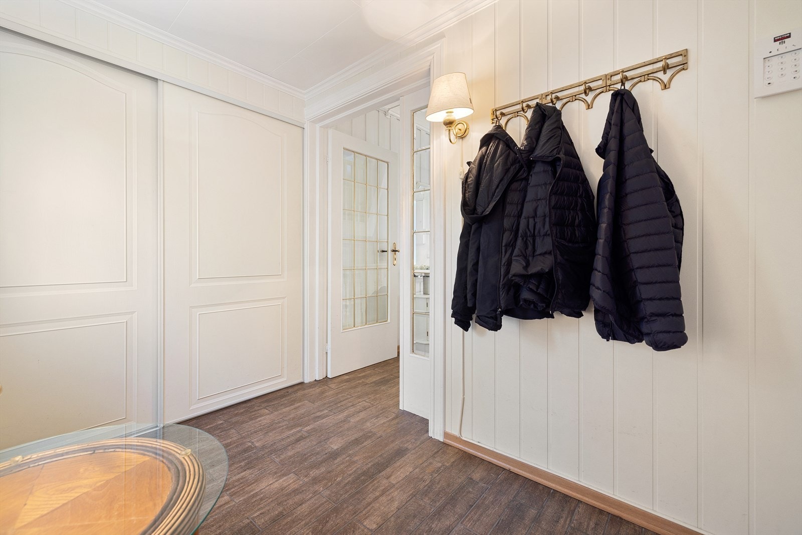 Entréen har god plass til oppbevaring av sko og yttertøy Galleribilde