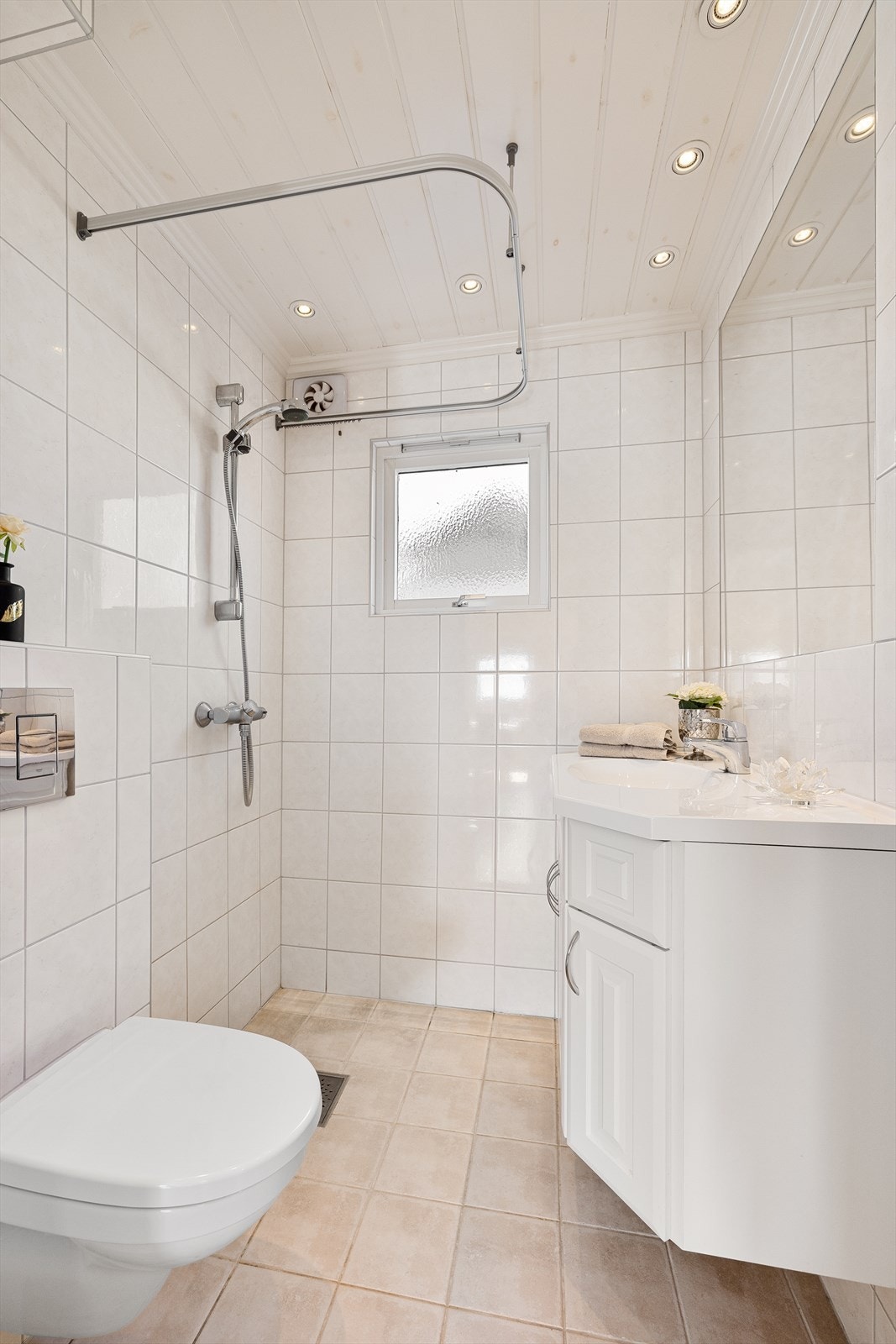 Pent flislagt baderom rehabilitert i 2015 Galleribilde