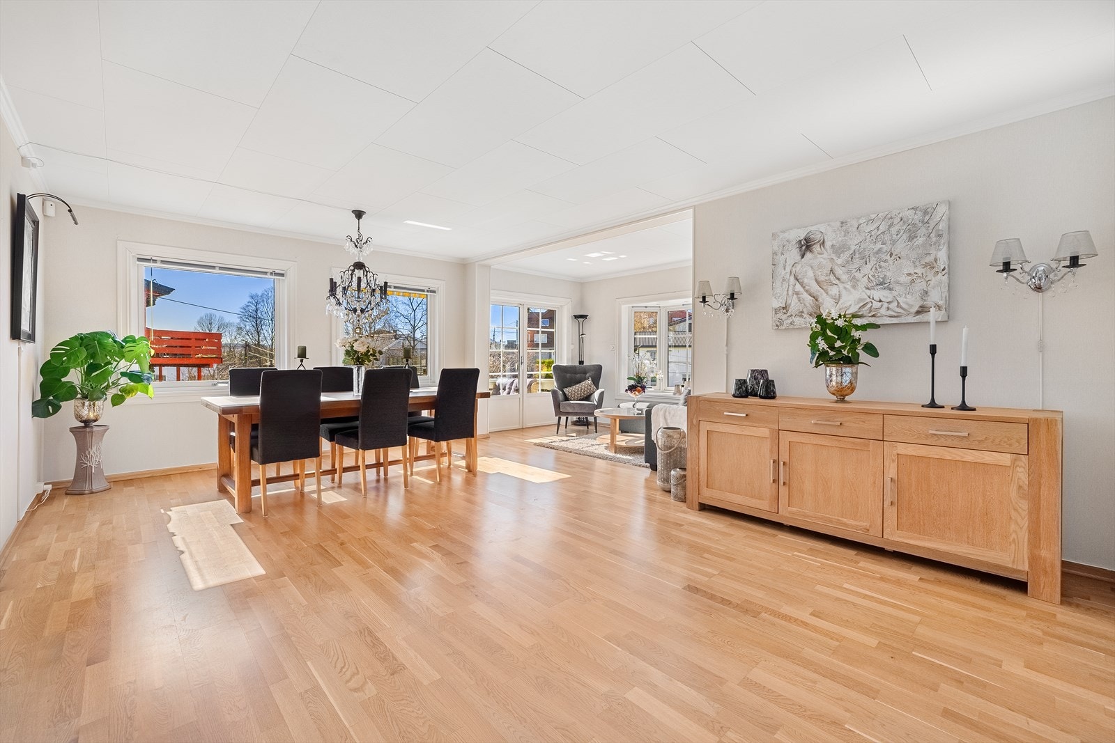 Stue i 1. etasje med store vindusflater som slipper inn rikelig med naturlig lys Galleribilde