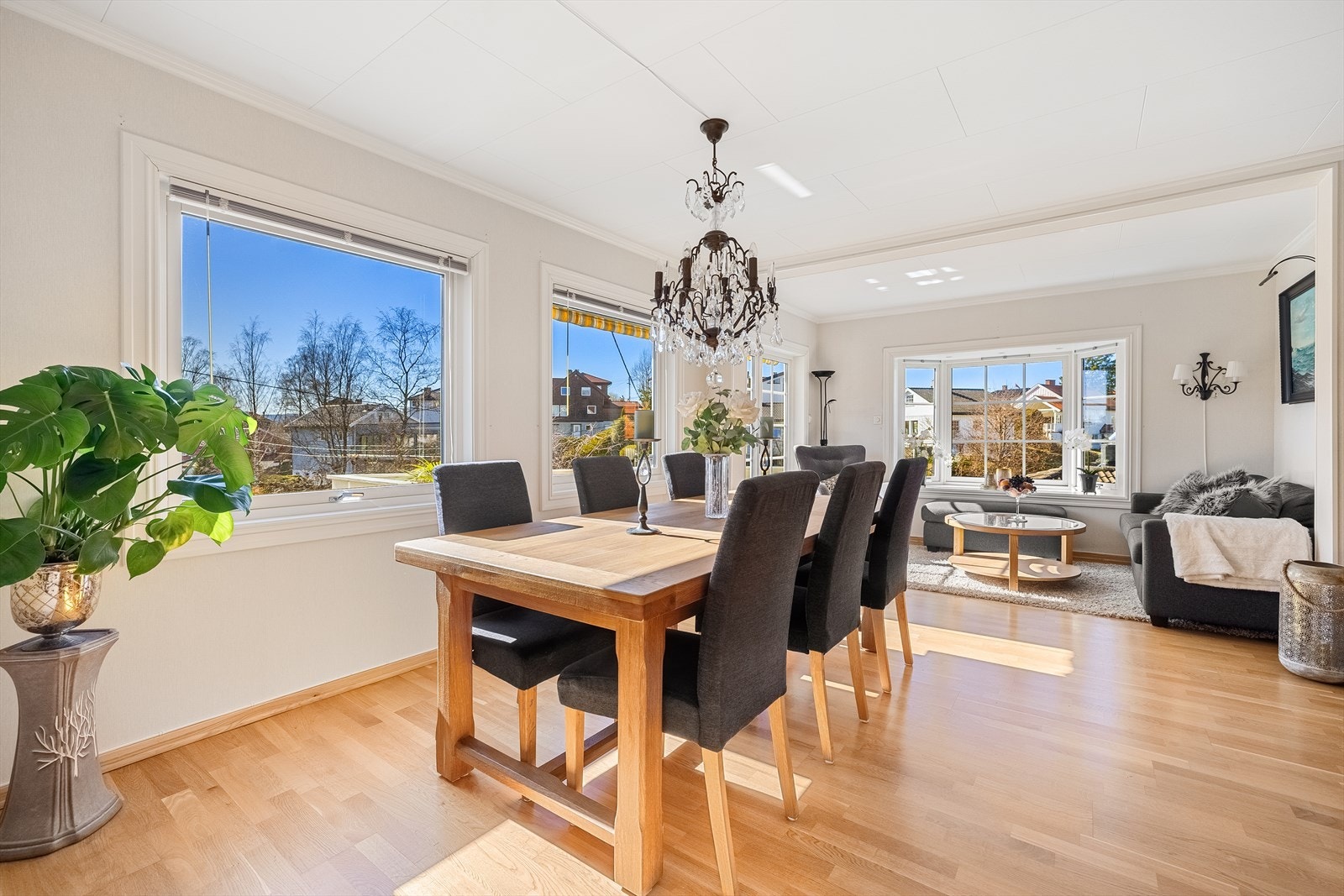 Rom for en hyggelig spiseplass i stuen Galleribilde