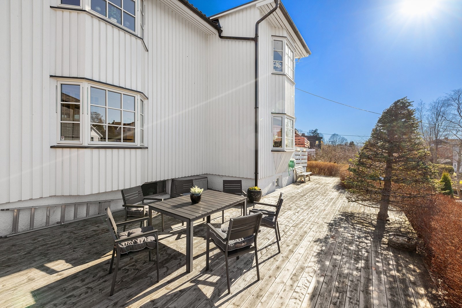 Stor terrasseplatting med mange bruksmuligheter Galleribilde