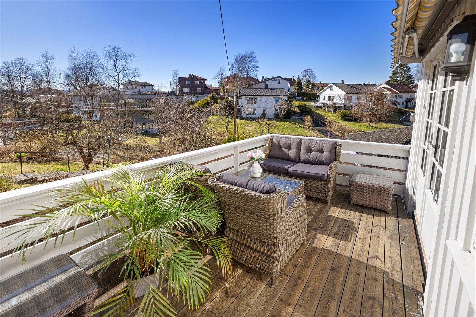 Verandaen vender sydvest og har sol fra morgen til kveld Galleribilde