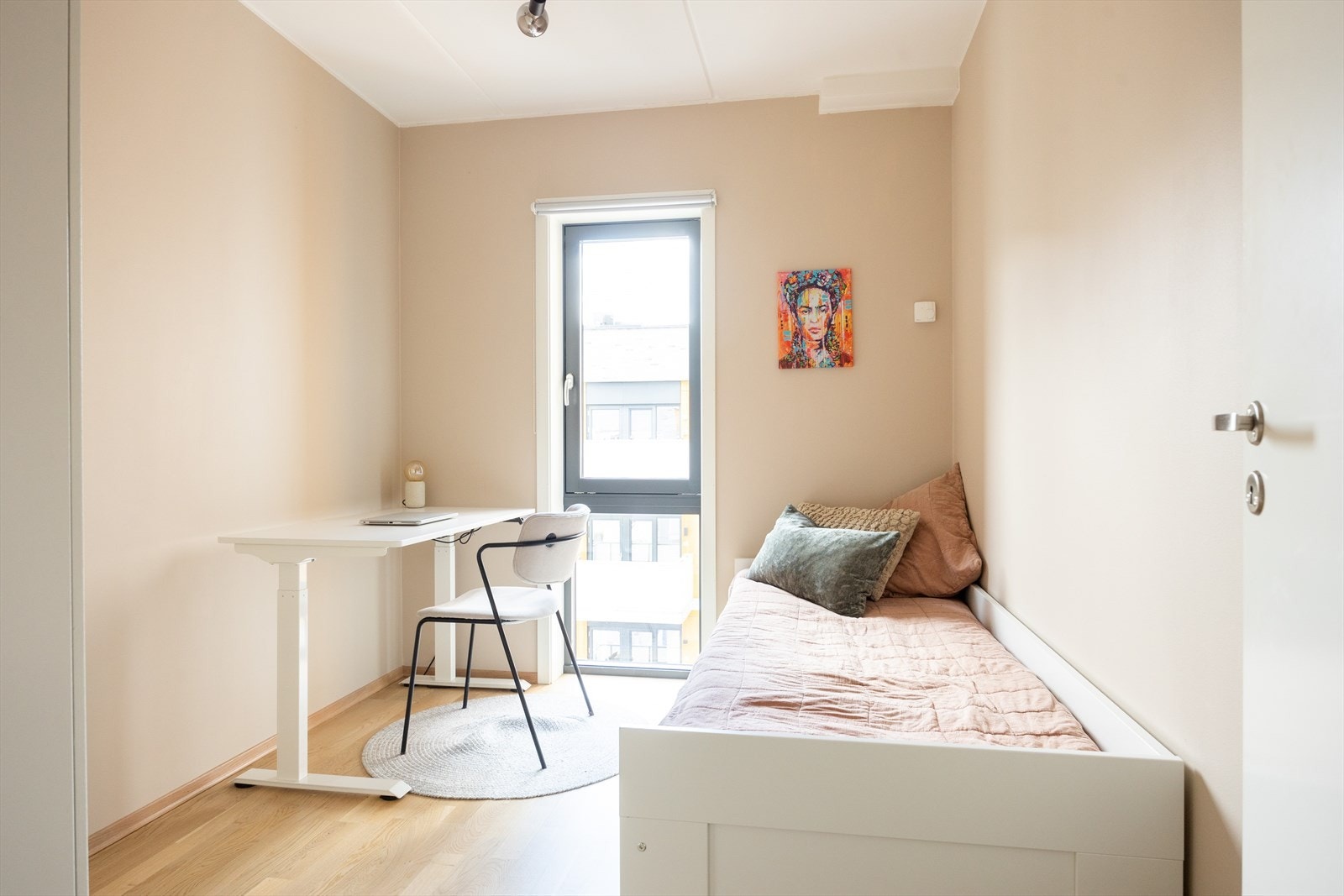 Boligens andre soverom er også av god størrelse med plass til seng og garderobe. Galleribilde