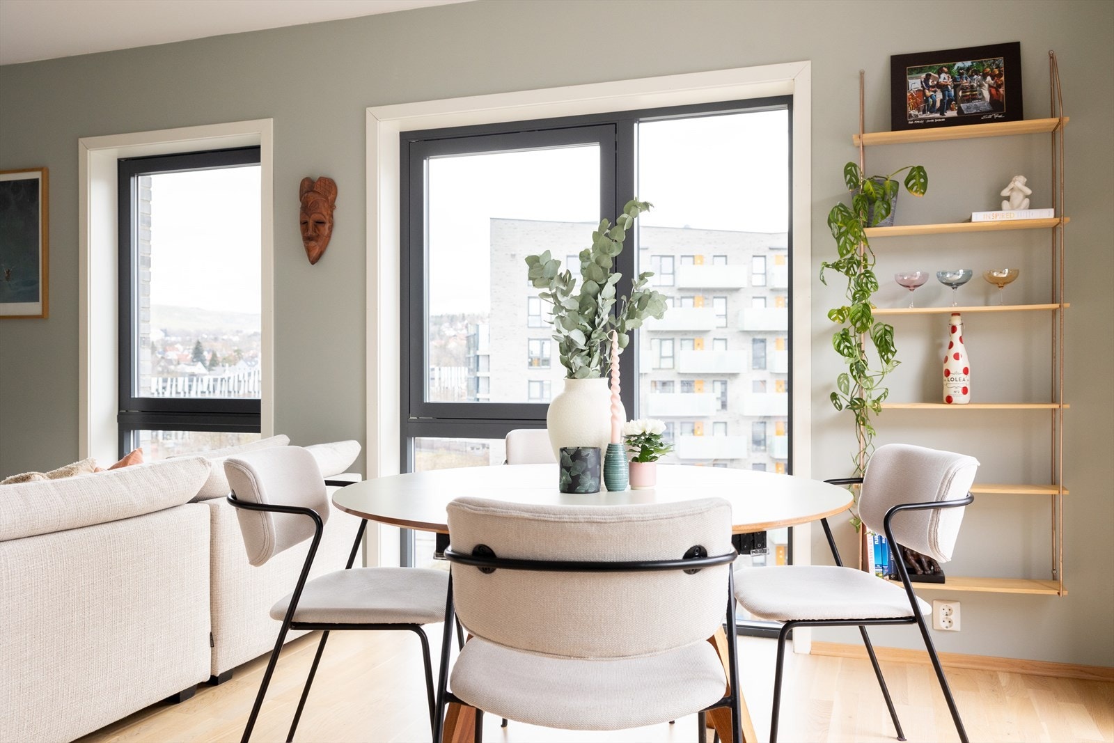 God plass til spisegruppe i tilknytning til kjøkkenet. Galleribilde