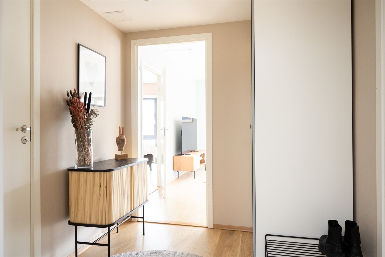 Velkommen inn! Leiligheten har en lys og åpen entré som gir et umiddelbart godt førsteinntrykk. Galleribilde