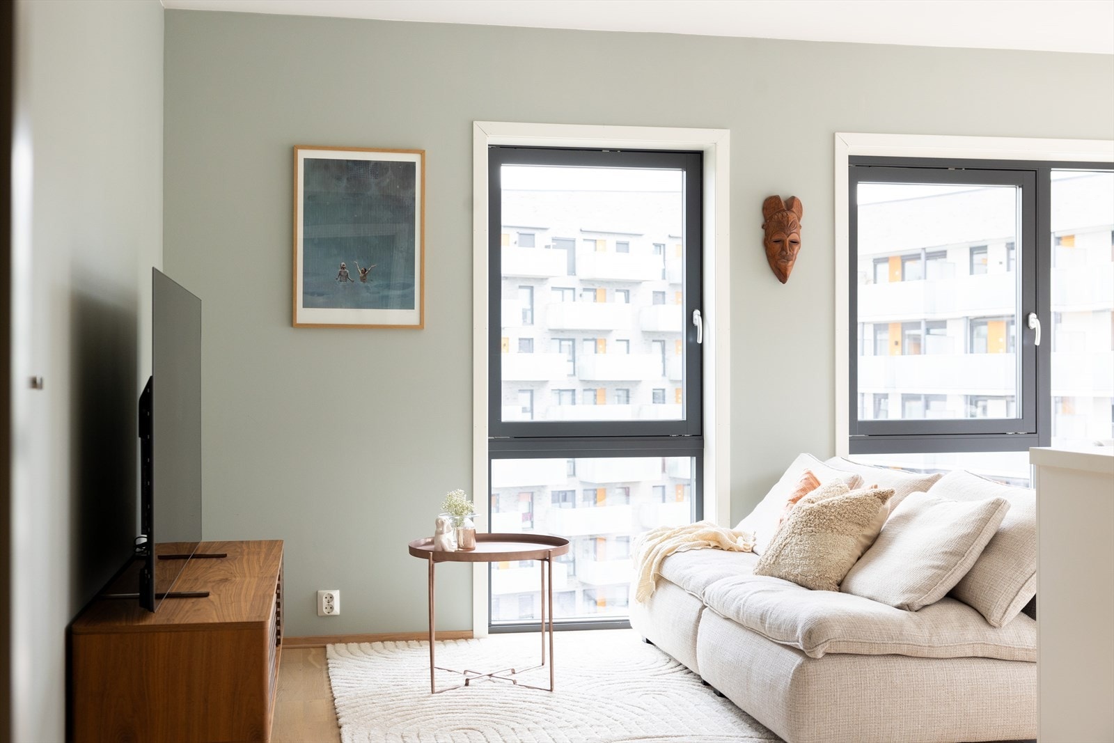 Leiligheten er lys og luftig med store vindusflater som sørger for et rikelig med innslipp av naturlig lys. Galleribilde