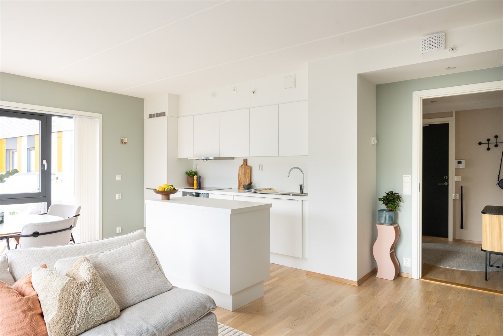 Stue, spiseplass og kjøkken i åpen løsning som sørger for et sosialt oppholdsrom. Galleribilde