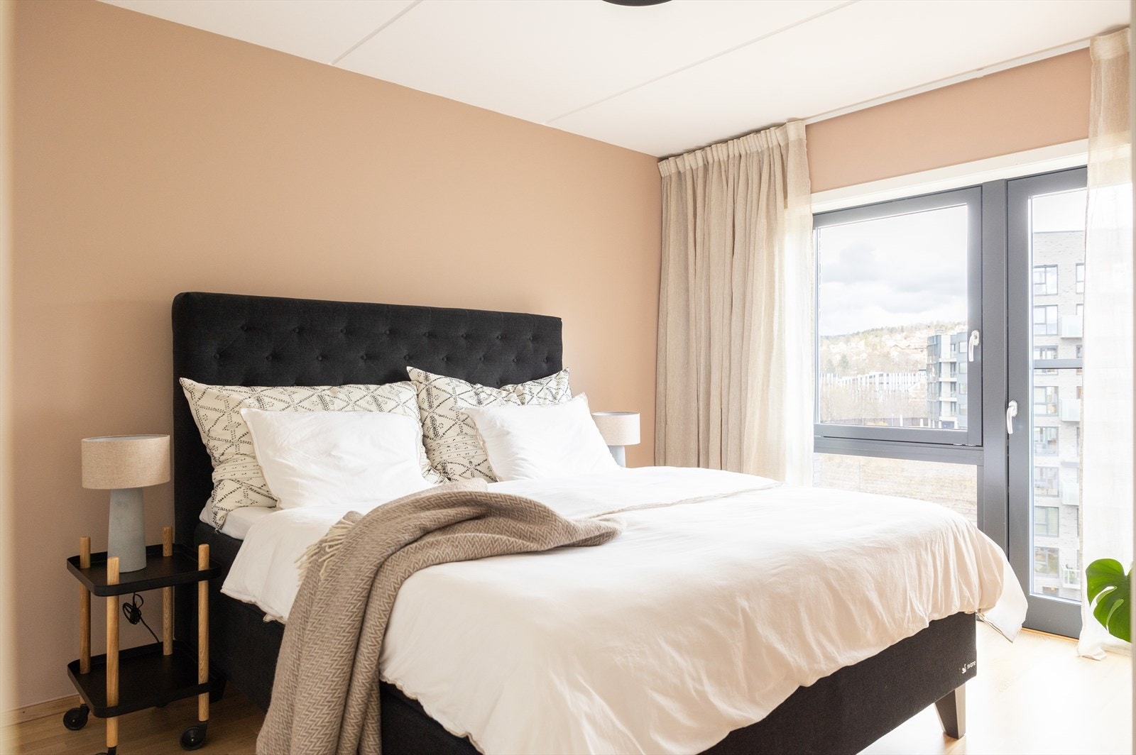 Hovedsoverommet er av svært god størrelse med god plass til dobbeltseng og tilhørende nattbord. Galleribilde