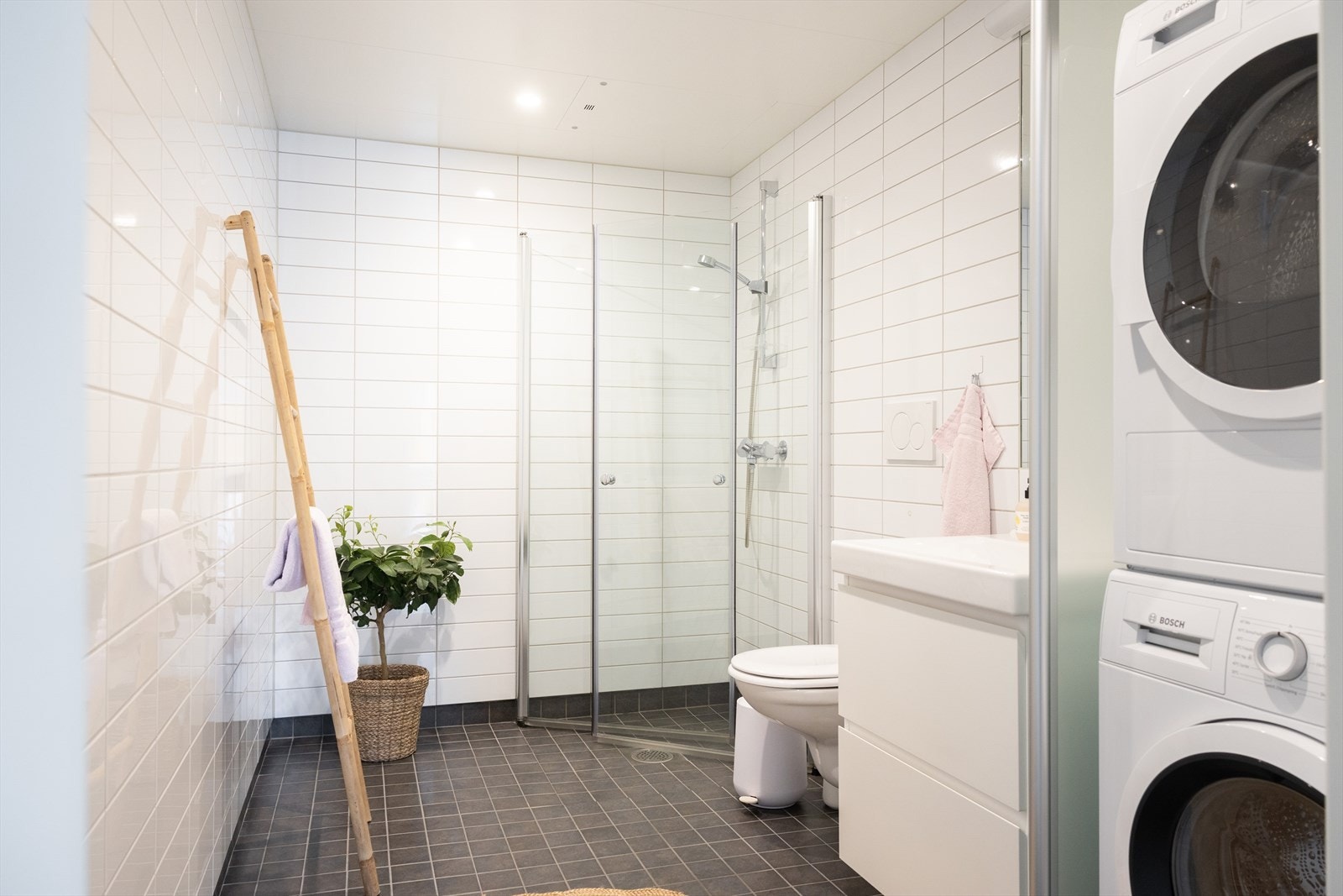 Pent og moderne baderom med vannbåren gulvvarme og innfelt downlights i himling. Galleribilde