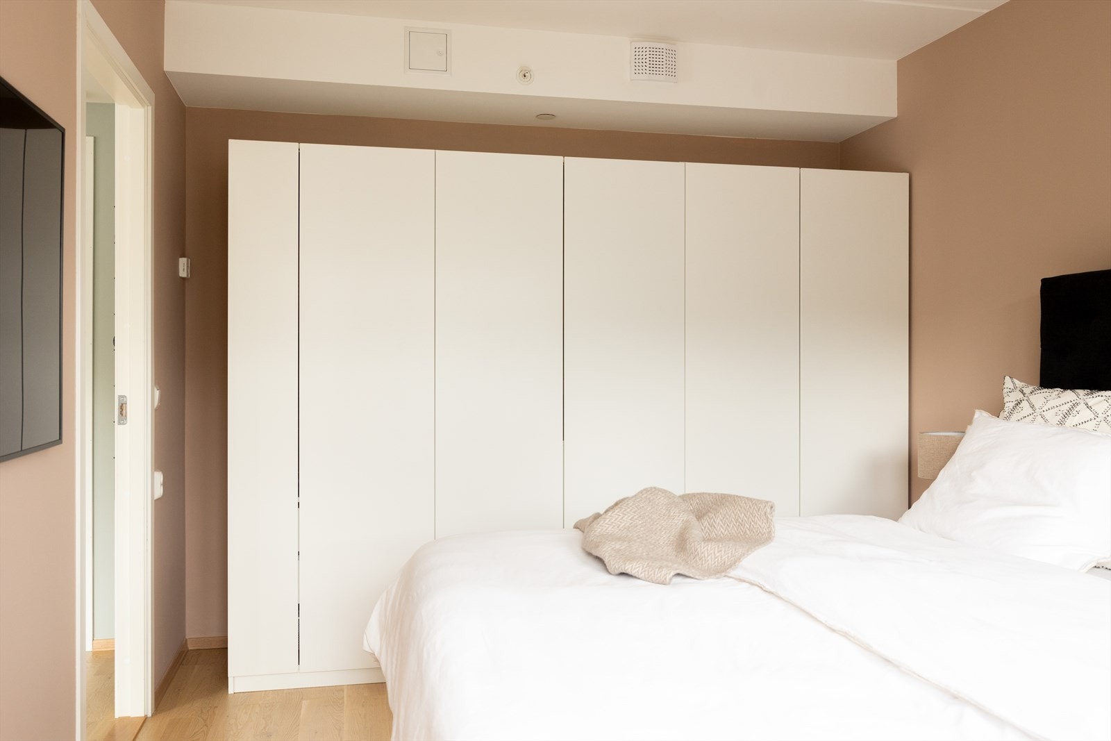 Romslig garderobeløsning som gir rikelig med oppbevaringsplass. Galleribilde