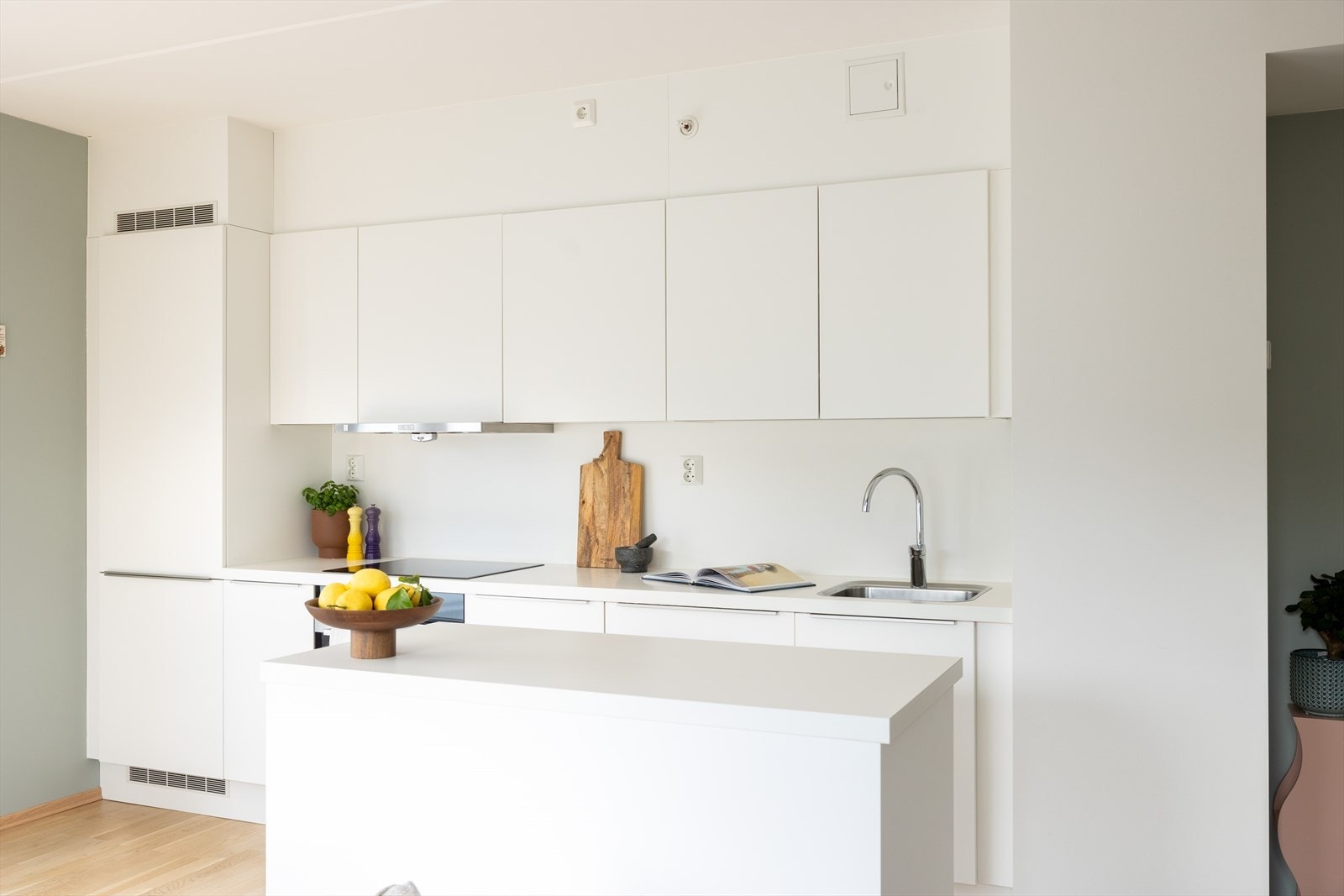 Innbydende og stilrent kjøkken levert av HTH. Galleribilde