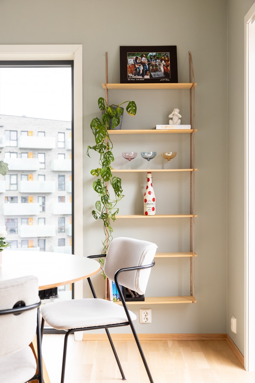 Bygget er nytt fra 2017 med nybyggskvaliteter slik som vannbåren gulvvarme i alle rom, heisadkomst til alle plan og balansert ventilasjon. Galleribilde