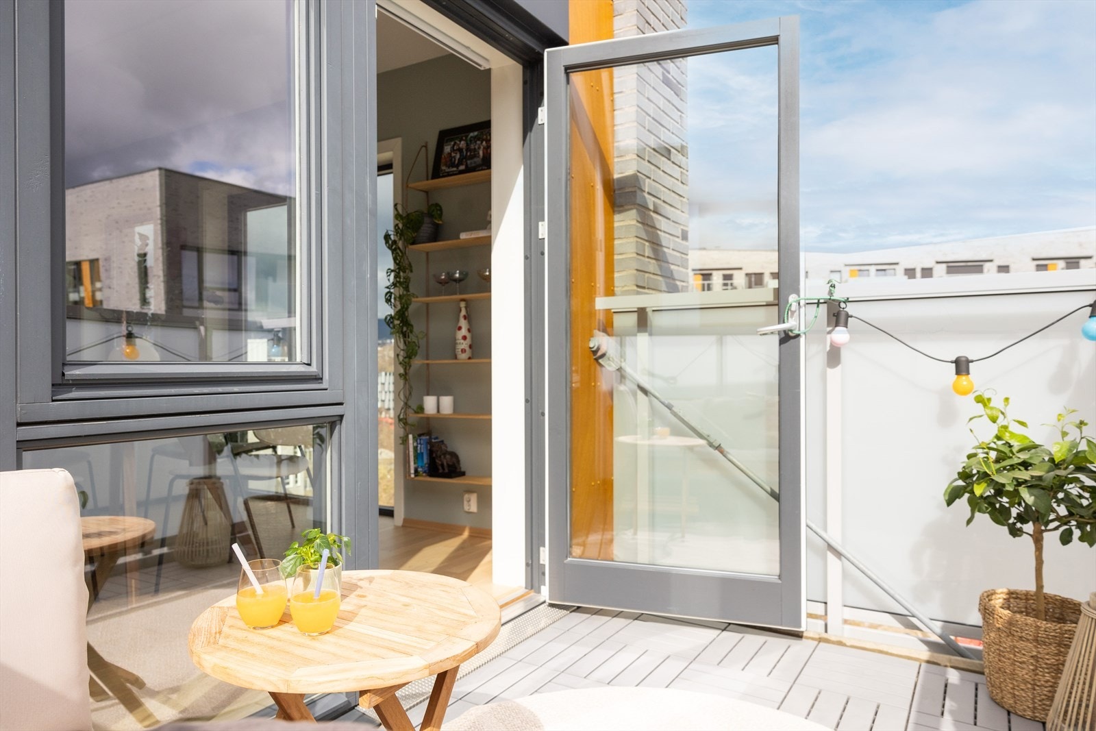 Balkongen er på 5 kvm og kan innredes med utemøbler, grill og beplantning. Galleribilde