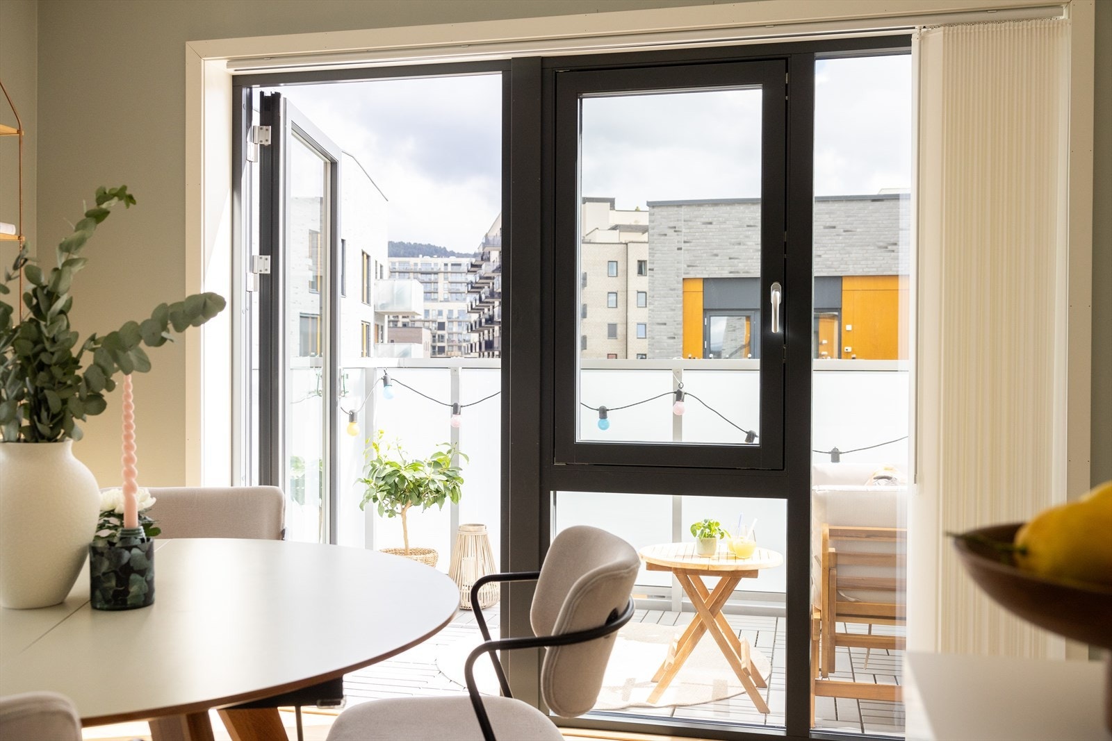 Fra stuen er det utgang til en hyggelig østvendt balkong. Galleribilde