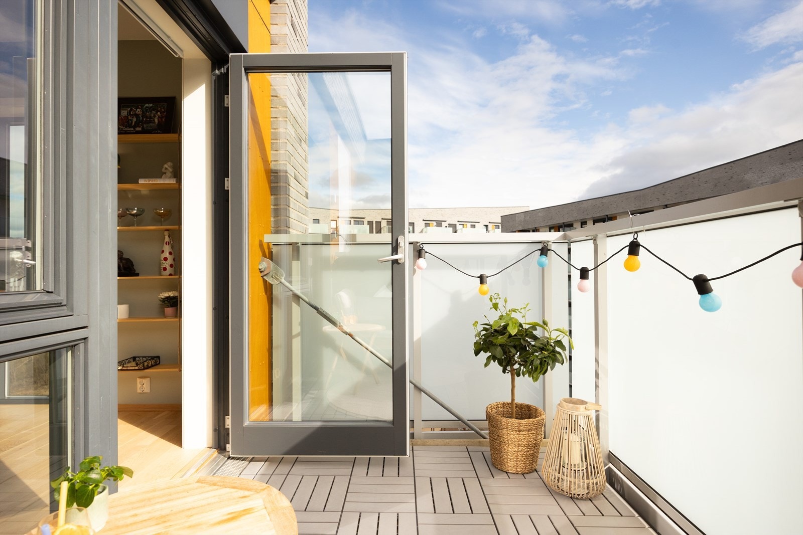 En lys og moderne 3-roms topp- og hjørneleilighet med balkong og attraktiv beliggenhet. Galleribilde