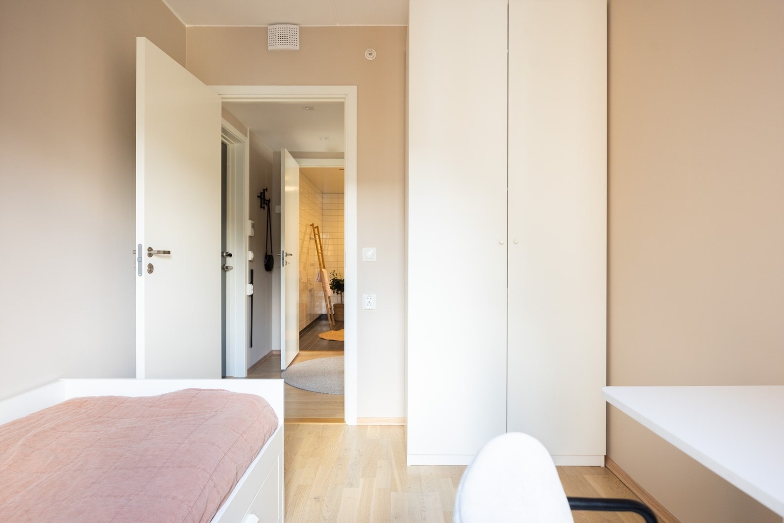 Rommet passer utmerket som barnerom, gjesterom eller hjemmekontor. Alt etter ønske og behov. Galleribilde