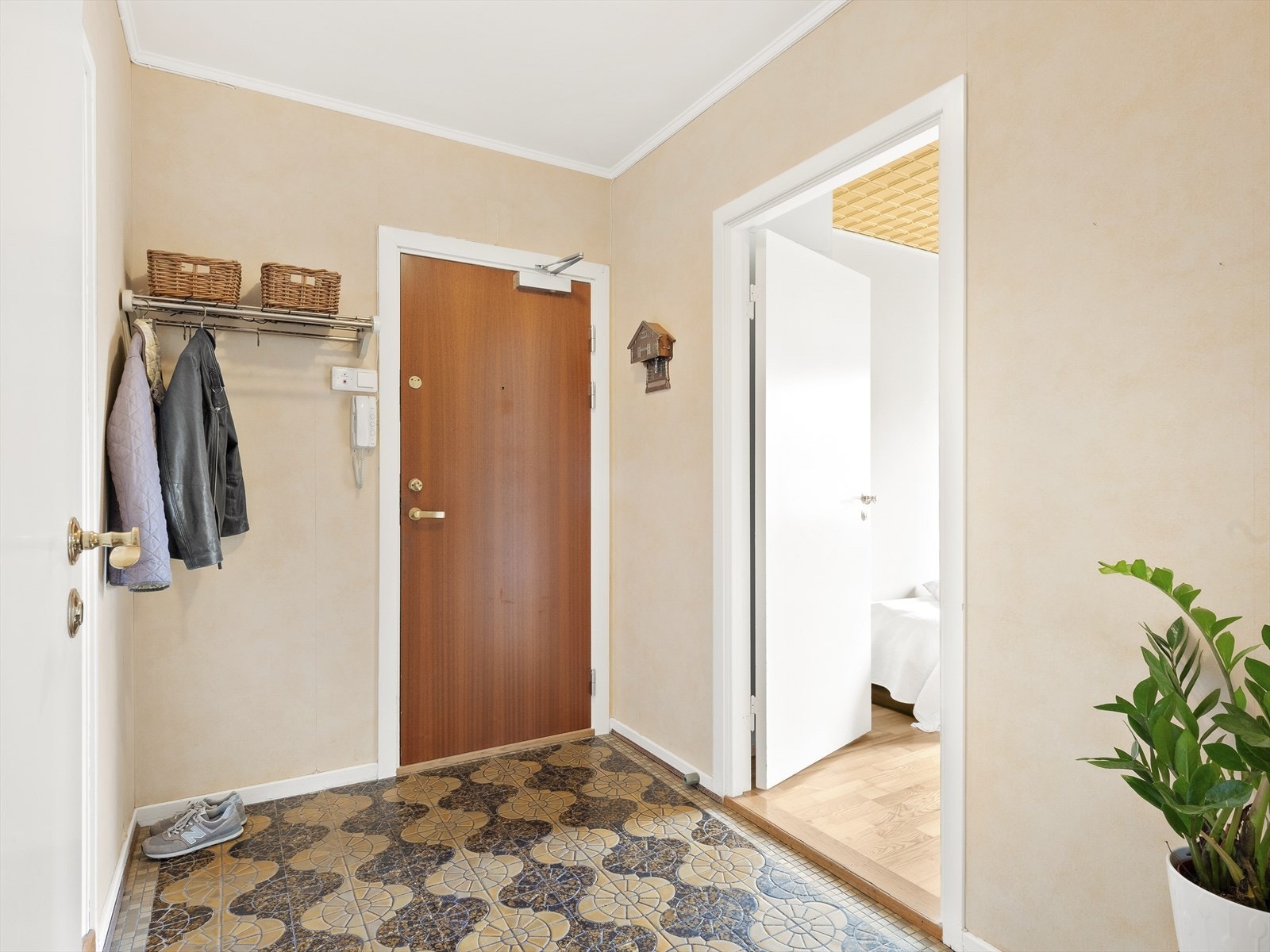 Rett utenfor inngangsdøren er det en romslig bod som leiligheten disponerer. Galleribilde