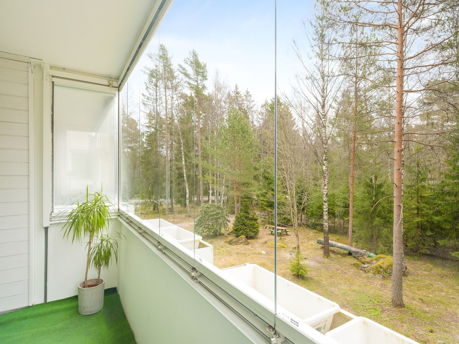 Innglasset balkong med ingen innsyn. Galleribilde