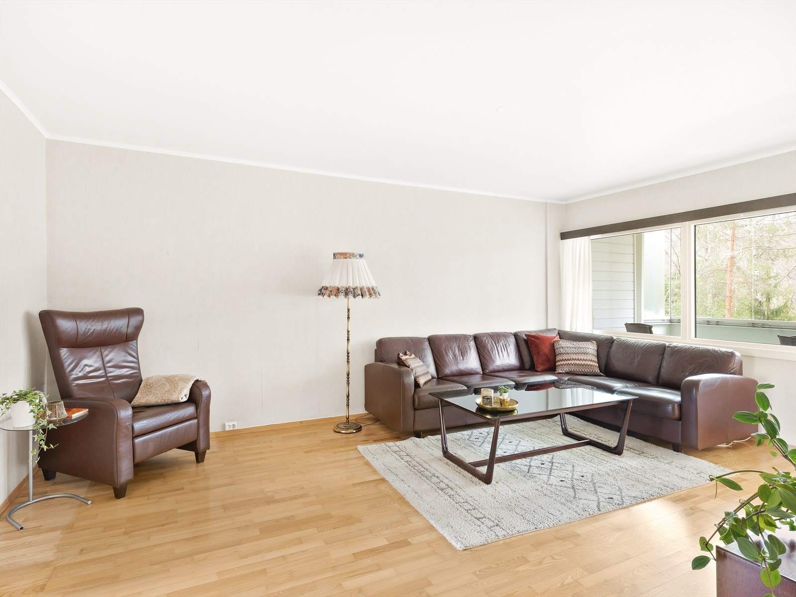 Stor og romslig stue med plass for sofa, spisegruppe og TV-møbler. Galleribilde