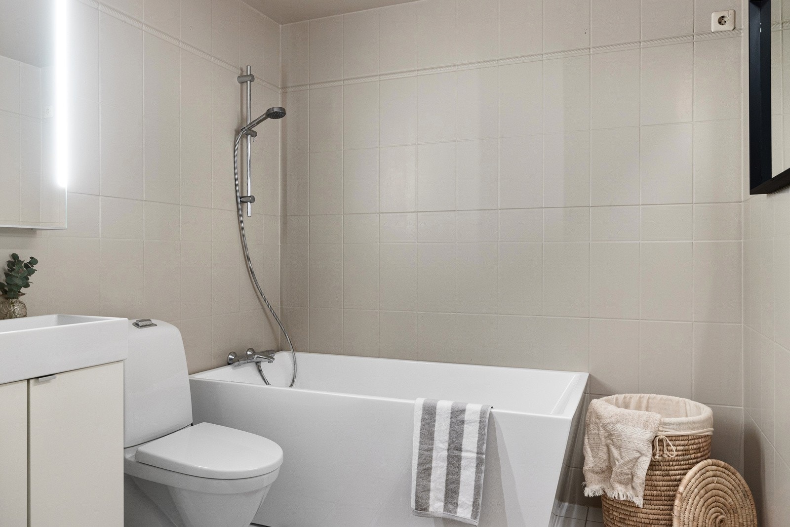 Badet er modernisert med maling av veggfliser, men holder i hovedsak eldre standard. Galleribilde
