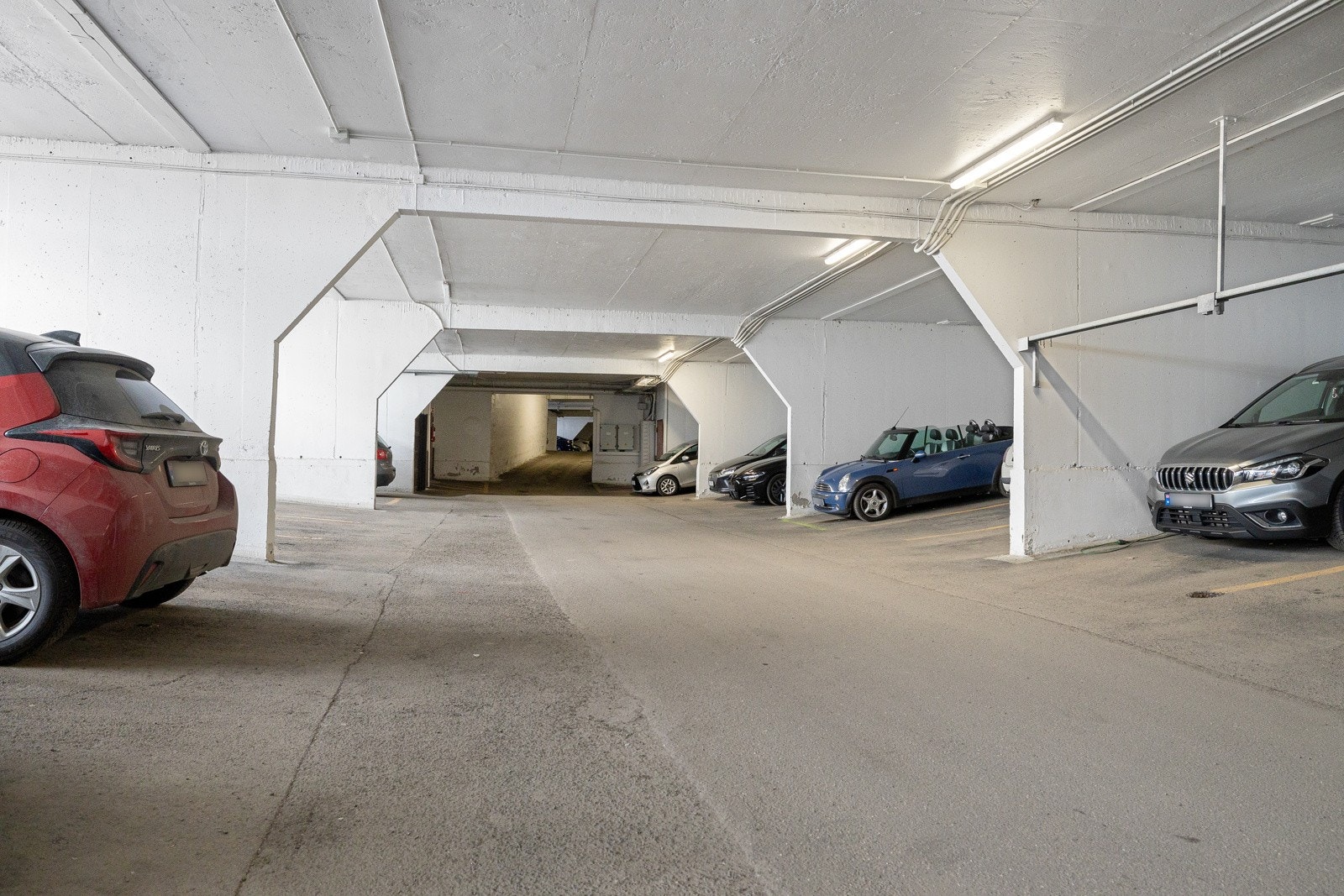 Det medfølger fast plass i felles garasjeanlegg. Det er mulighet for å montere elbillader på plassen etter borettslagets retningslinjer. Galleribilde