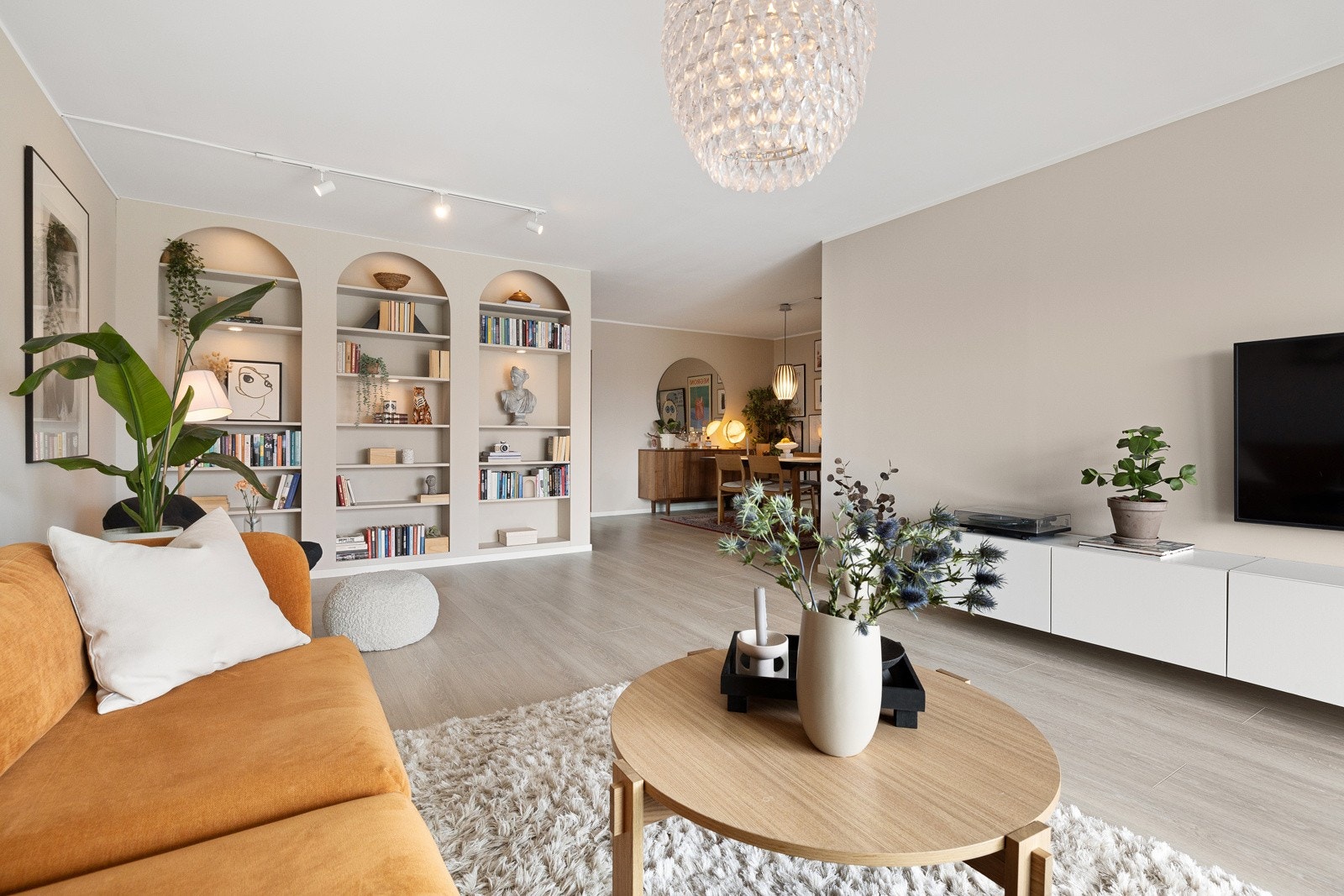 Leiligheten er gjennomført med pent malte vegger i en moderne fargepalett og et praktisk og flott laminatgulv. Galleribilde