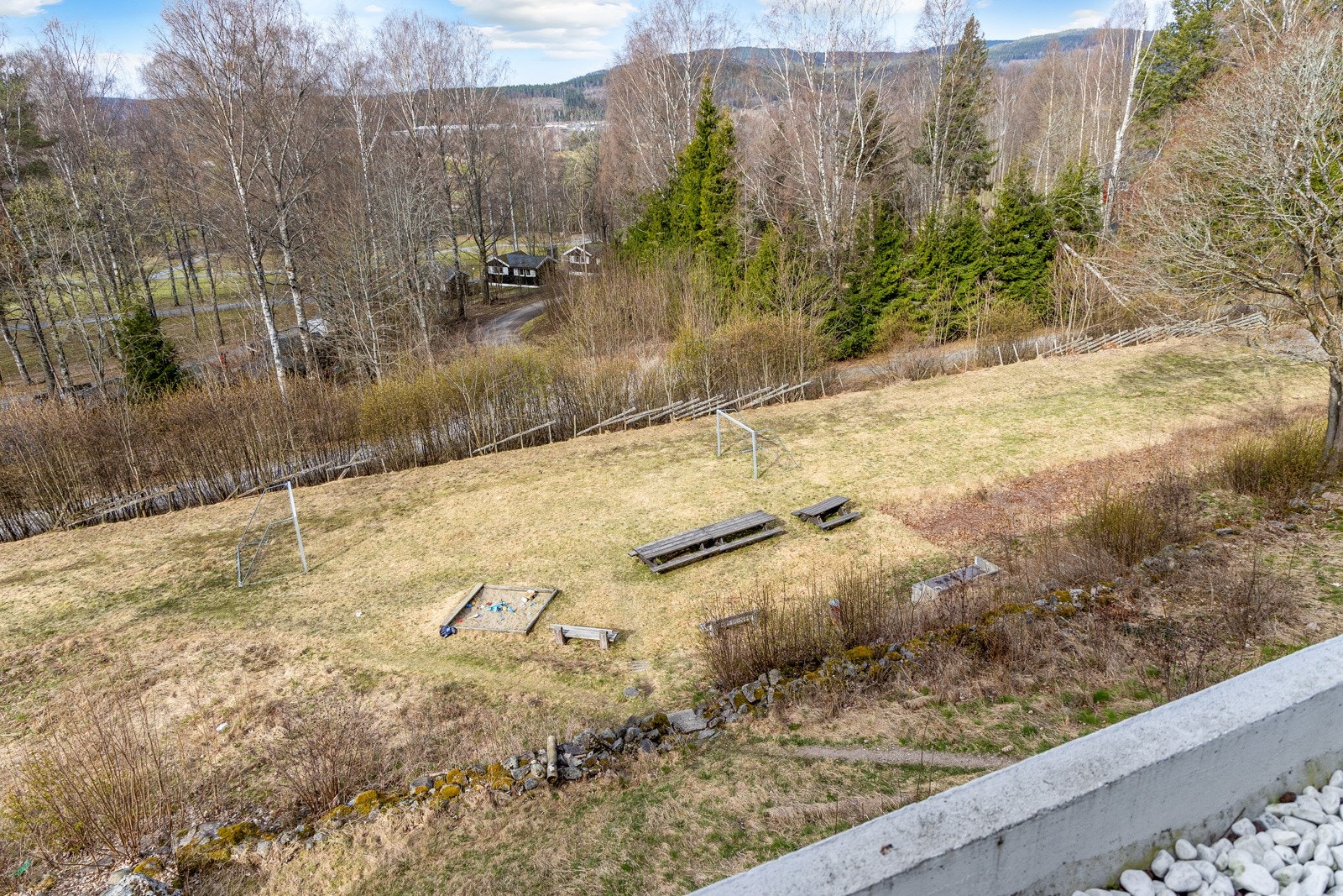 Borettslaget har hyggelige fellesområder nedenfor bebyggelsen. Galleribilde