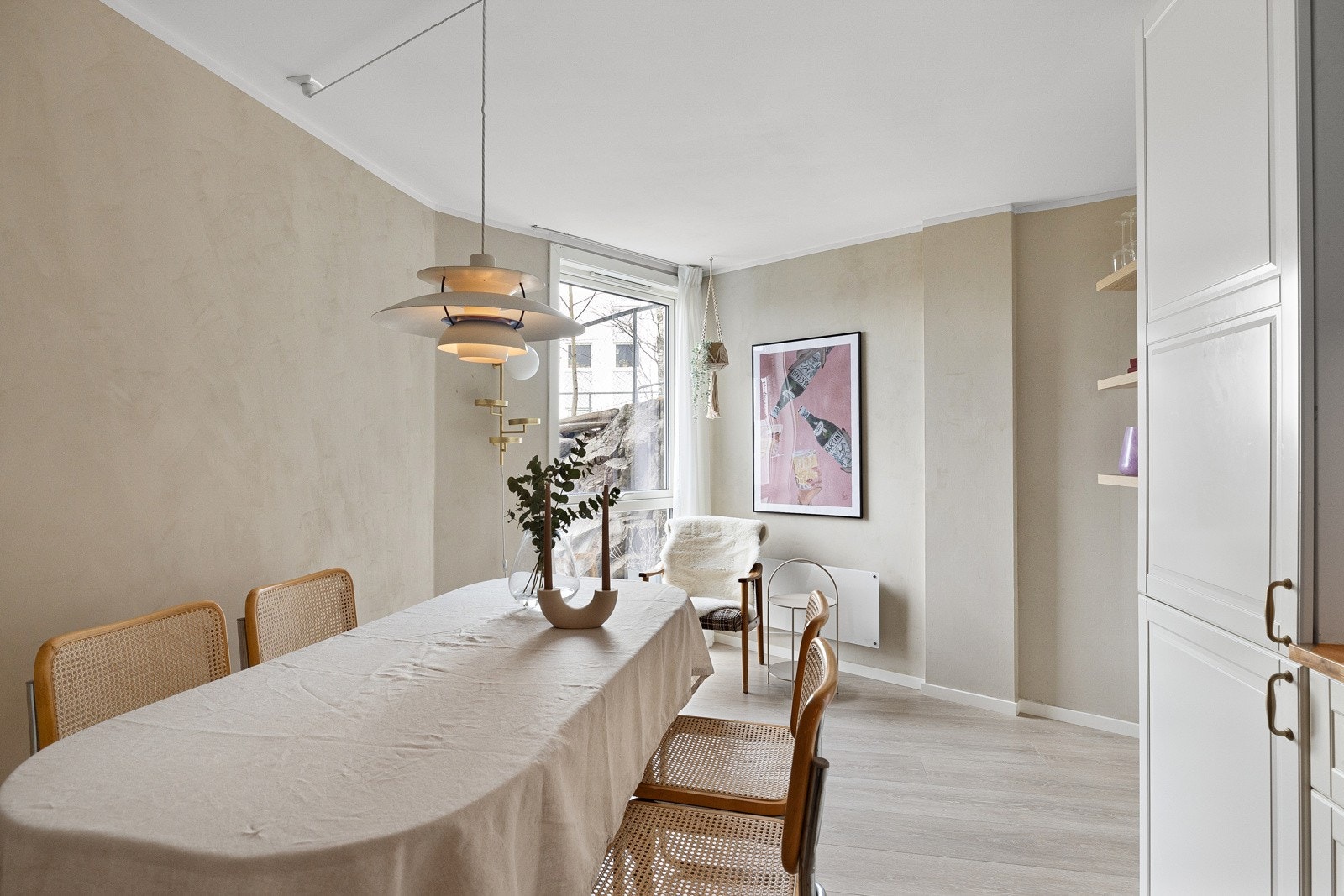 Kjøkkenet har fint lysinnslipp fra vindu som strekker seg fra gulv til tak. Galleribilde