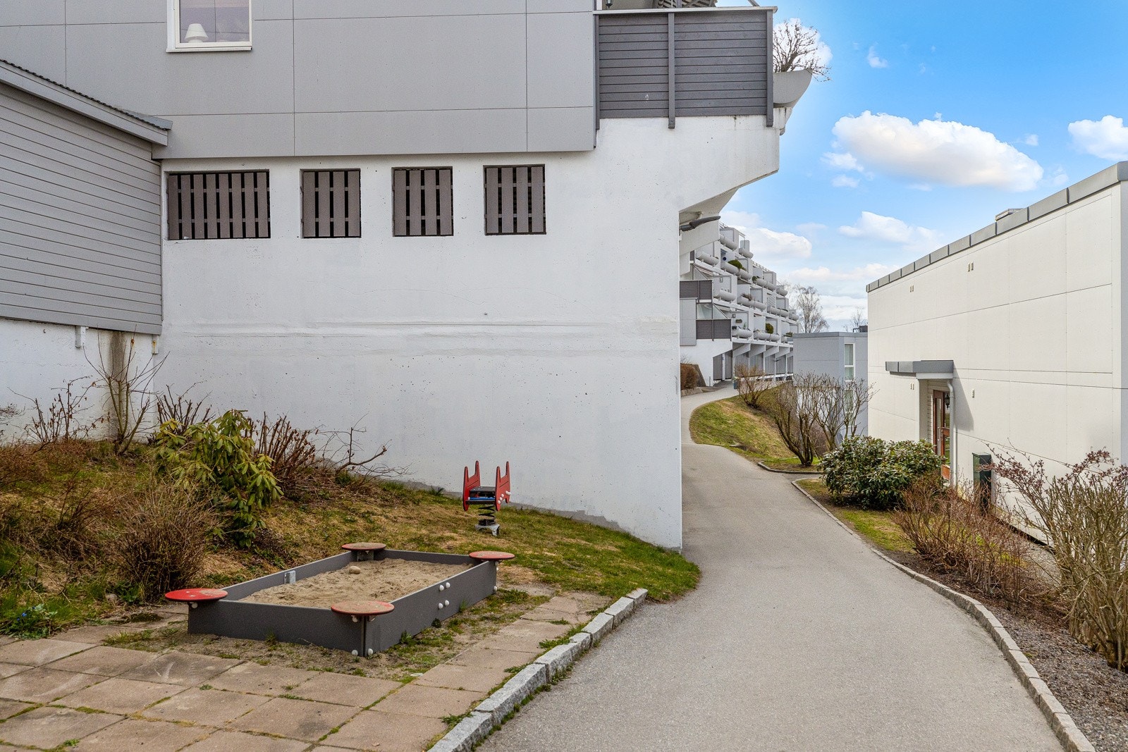 Boligen ligger i et attraktivt boligområde ved markagrensen på Holmenkollens vestside, kjent for sin fantastiske utsikt, gode solforhold og fine turområder. Galleribilde
